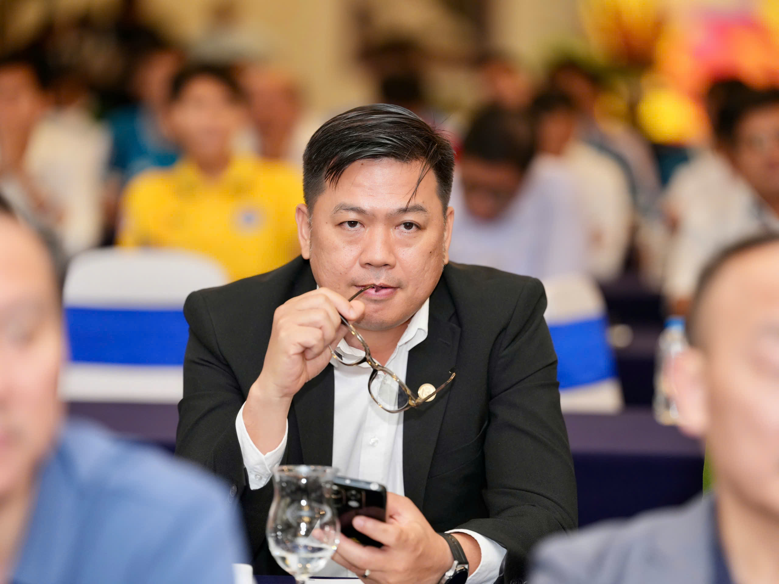 Vòng loại khu vực TP.HCM xuất hiện 3 'nhóm tử thần', HLV các trường xúc động...- Ảnh 2.