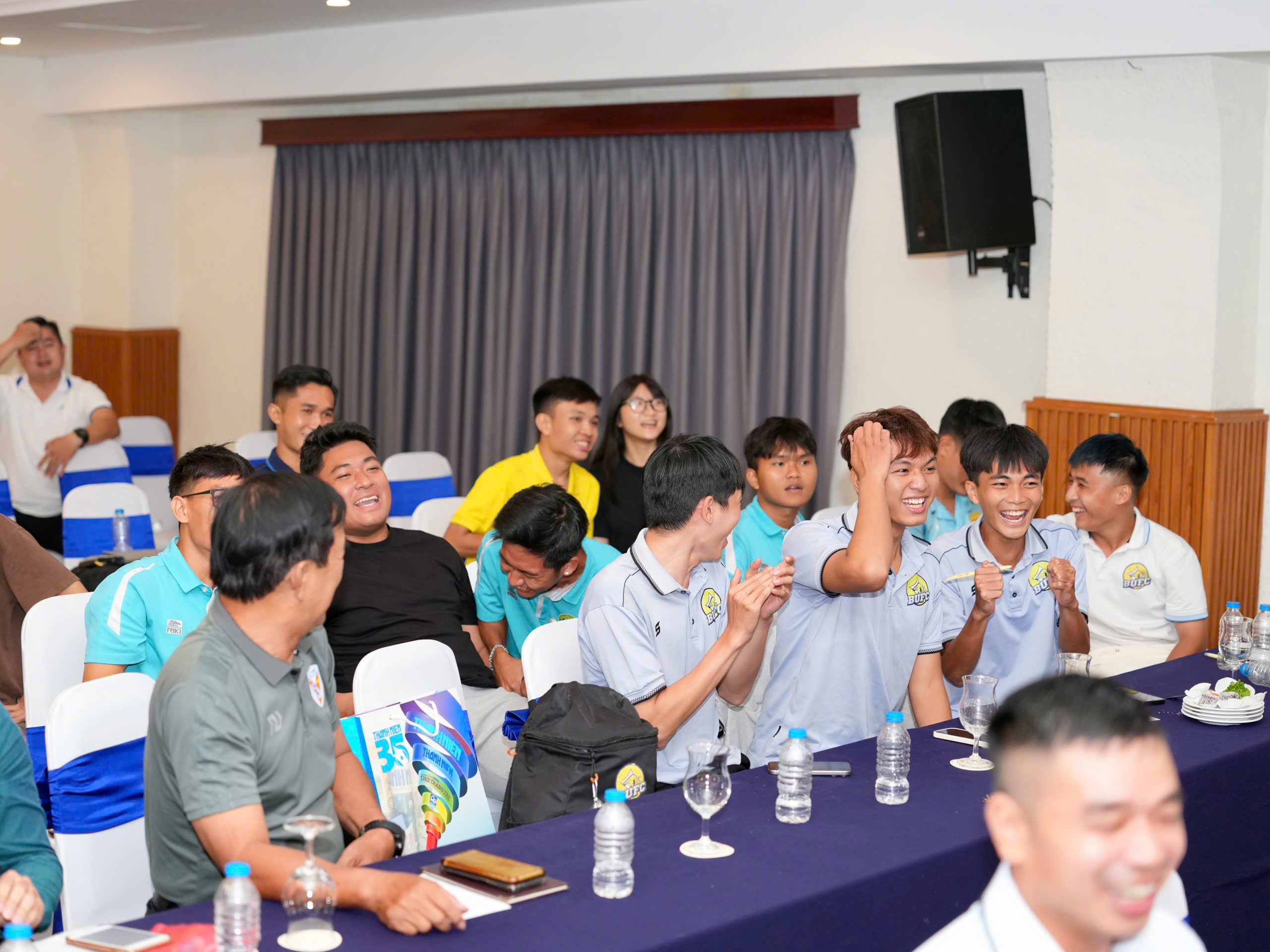 Vòng loại khu vực TP.HCM xuất hiện 3 'nhóm tử thần', HLV các trường xúc động...- Ảnh 5.