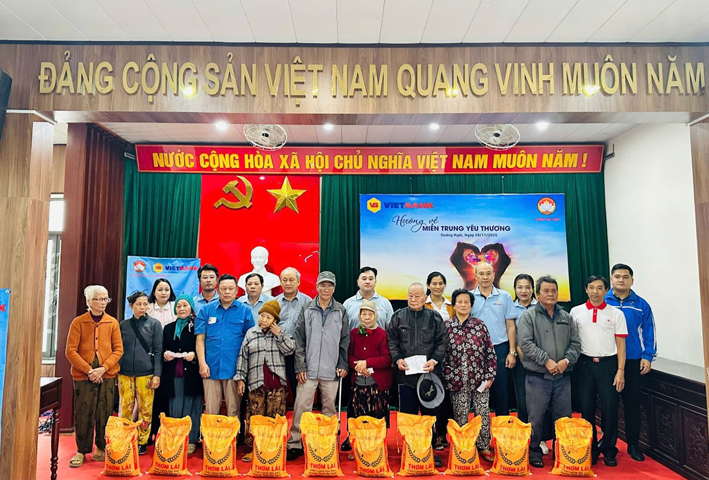 Vietbank hướng về miền Trung yêu thương, trao 3.600 suất quà cho đồng bào vùng lũ - Ảnh 1.