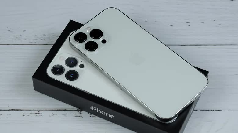 Bảo vệ iPhone chỉ với một thói quen đơn giản trên bàn làm việc - Ảnh 1.