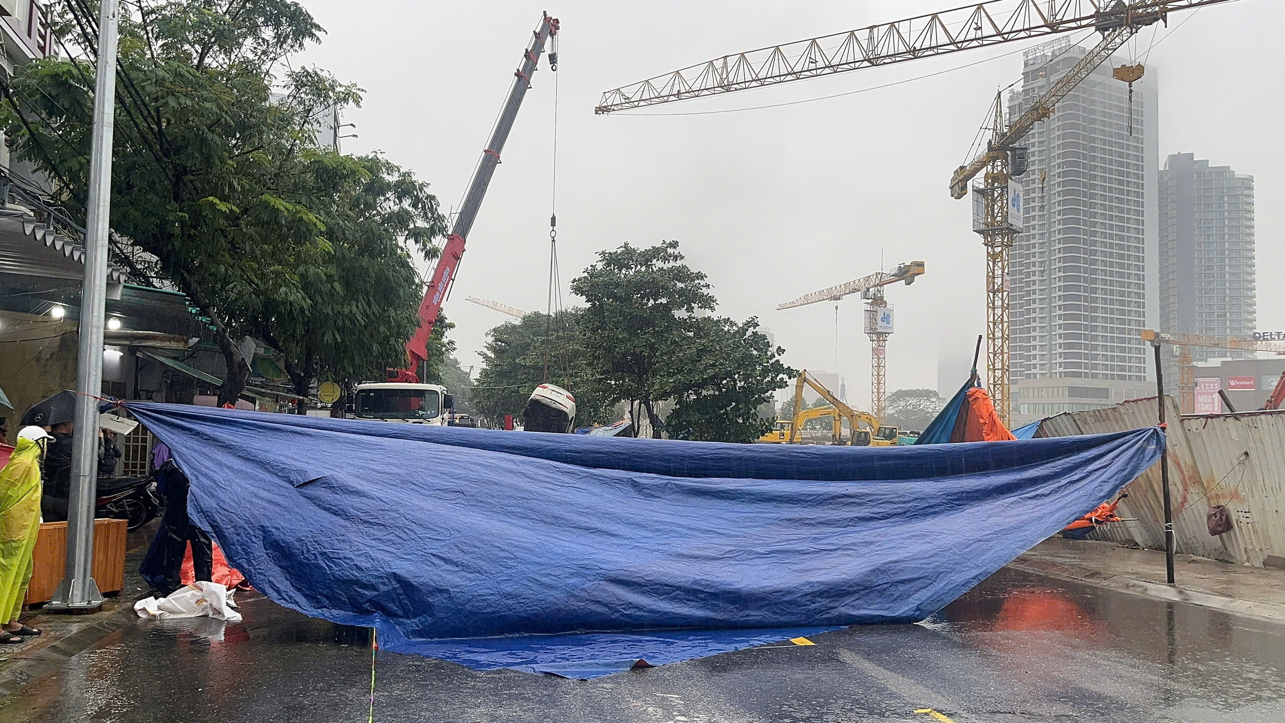 Đường Nguyễn Công Trứ bất ngờ xuất hiện ‘hố tử thần’, ‘nuốt chửng’ nhiều ô tô- Ảnh 2. Đường Nguyễn Công Trứ bất ngờ xuất hiện ‘hố tử thần’, ‘nuốt chửng’ nhiều ô tô- Ảnh 2.