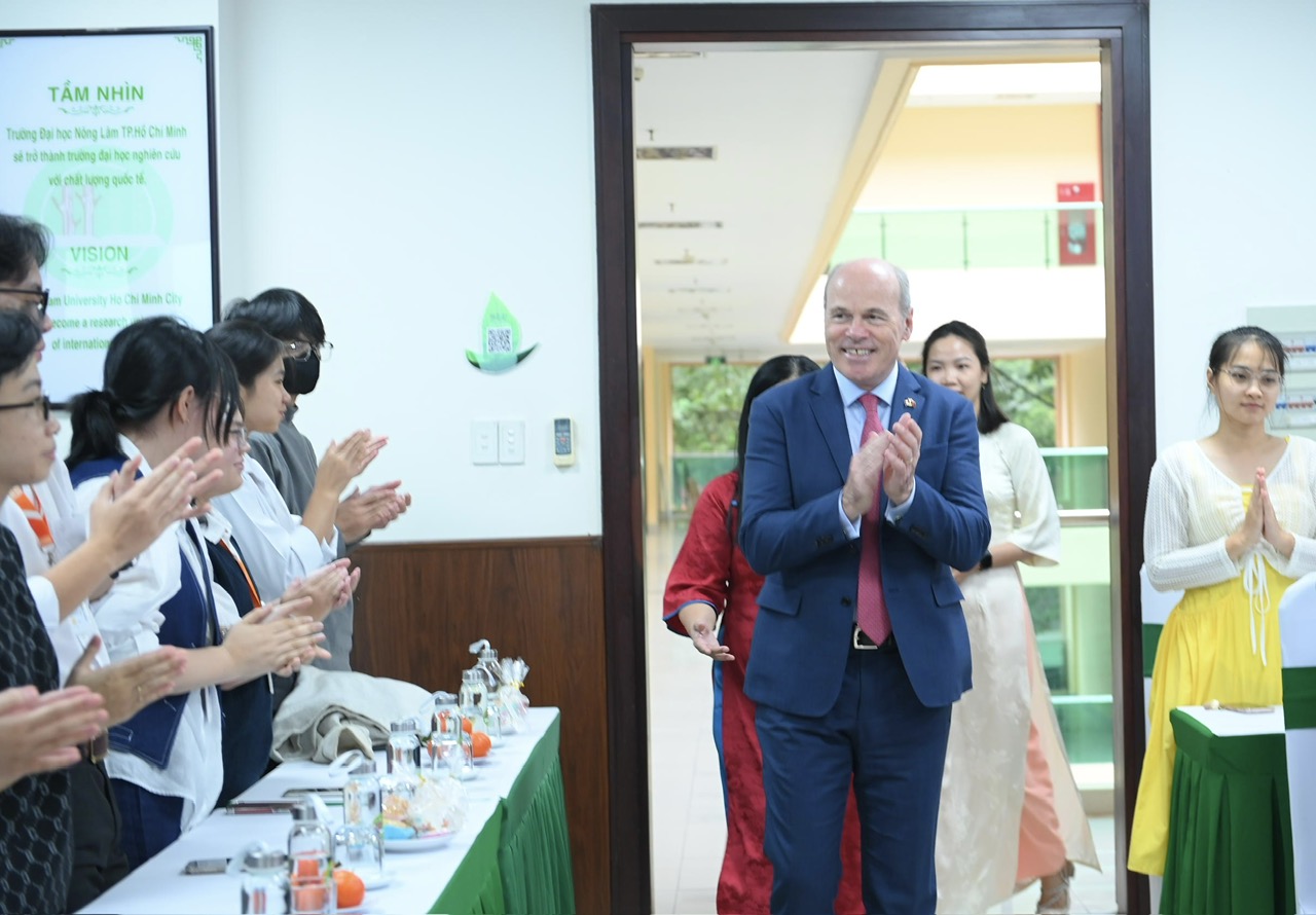Đại sứ Canada tại Việt Nam chia sẻ với sinh viên xu hướng nông nghiệp bền vững  - Ảnh 2.