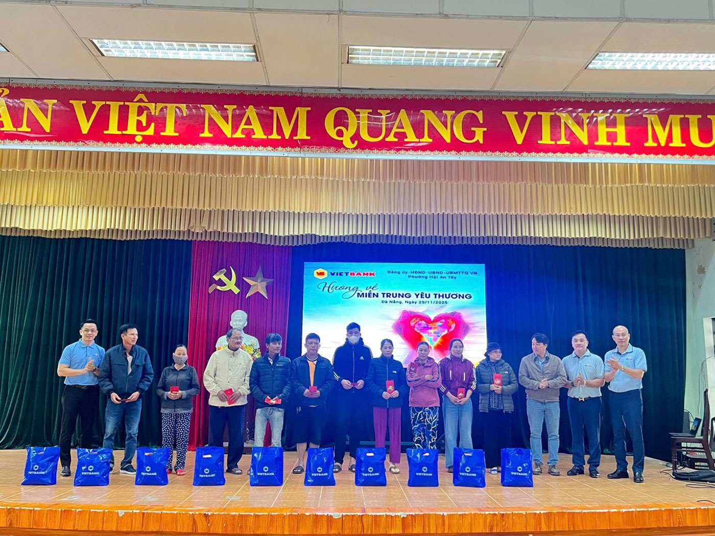 Vietbank hướng về miền Trung yêu thương, trao 3.600 suất quà cho đồng bào vùng lũ - Ảnh 4.