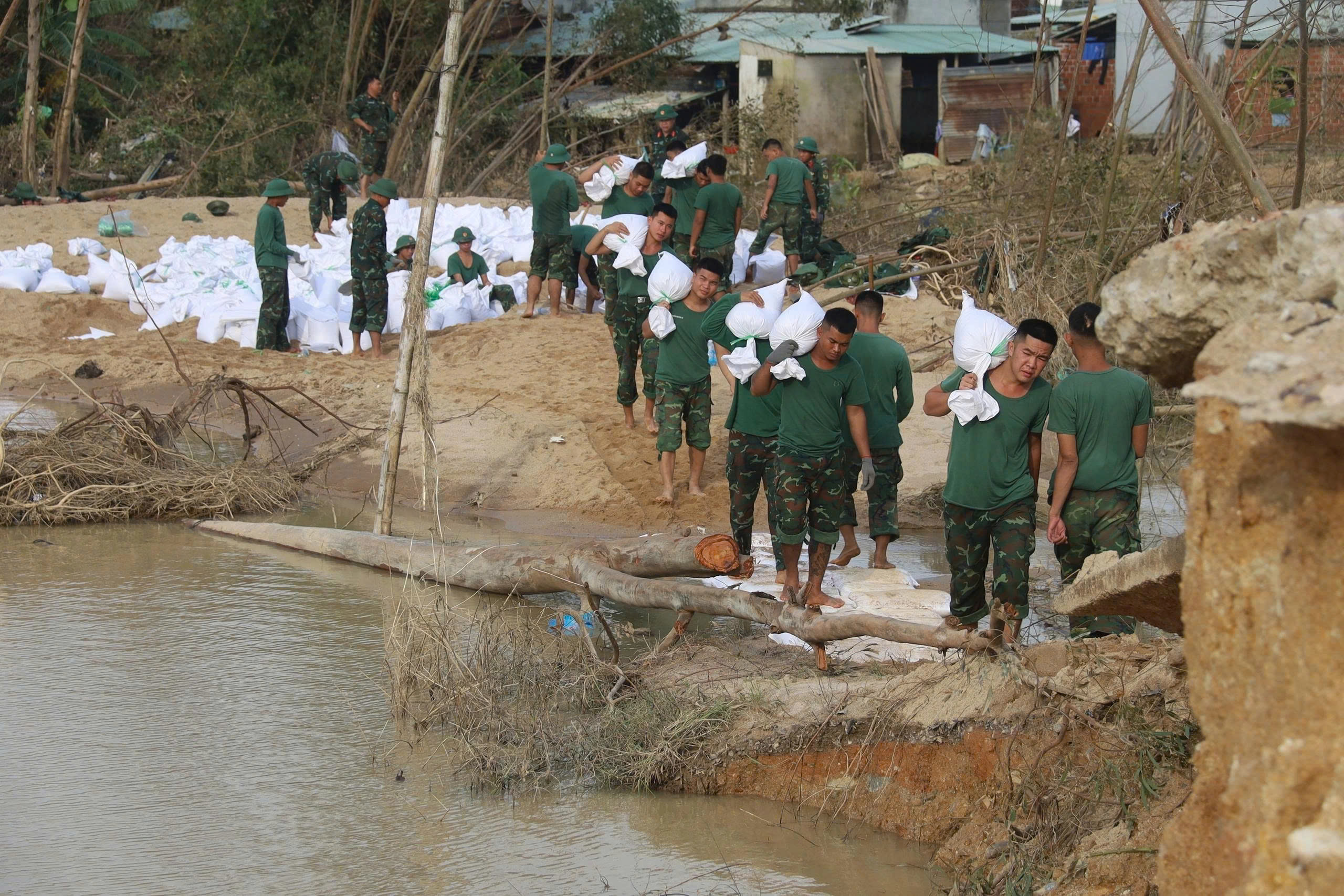 Gia Lai phân bổ 1.000 tỉ đồng khắc phục bão lũ - Ảnh 1.
