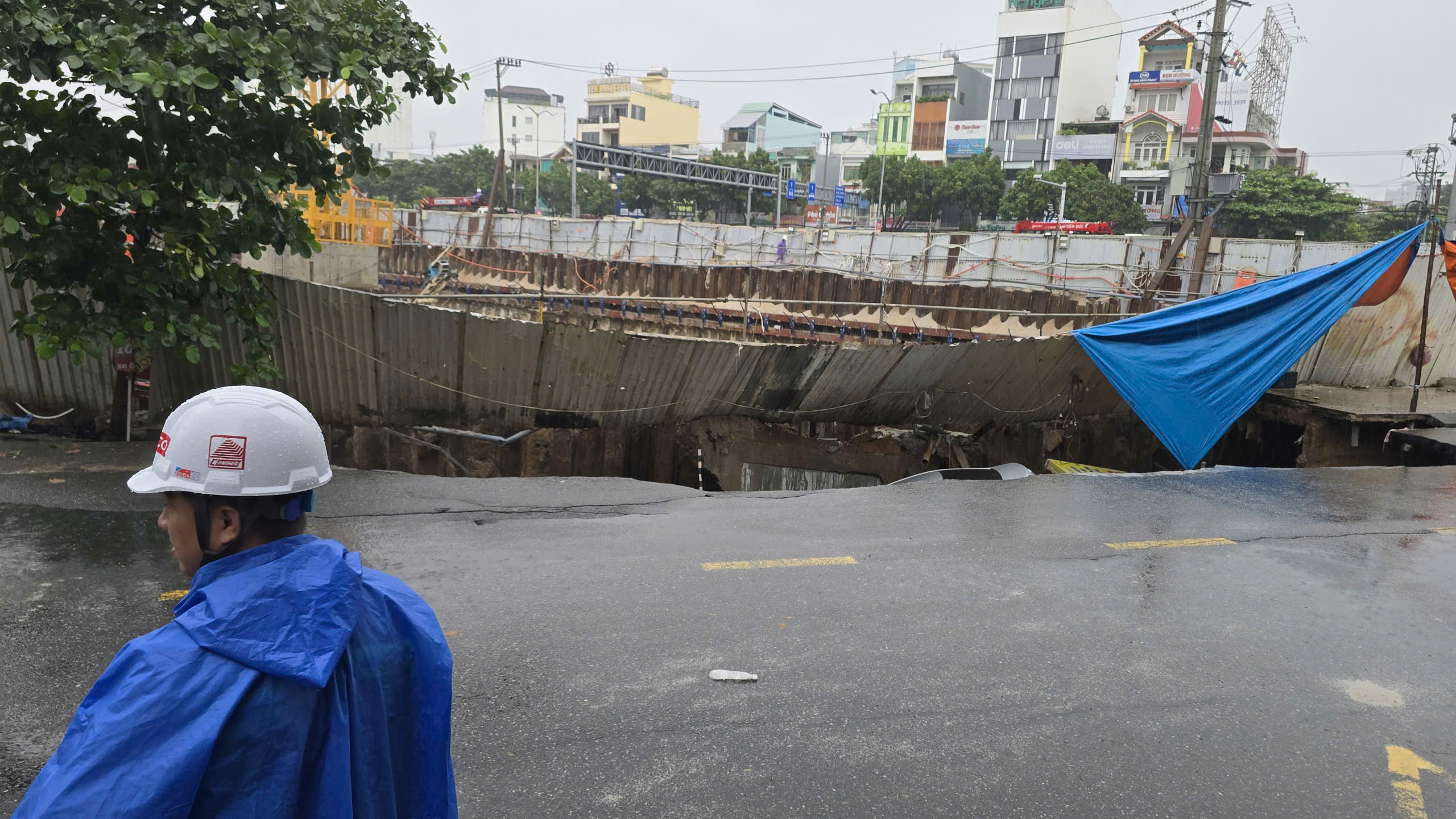 Đường Nguyễn Công Trứ bất ngờ xuất hiện ‘hố tử thần’, ‘nuốt chửng’ nhiều ô tô- Ảnh 3. Đường Nguyễn Công Trứ bất ngờ xuất hiện ‘hố tử thần’, ‘nuốt chửng’ nhiều ô tô- Ảnh 3.