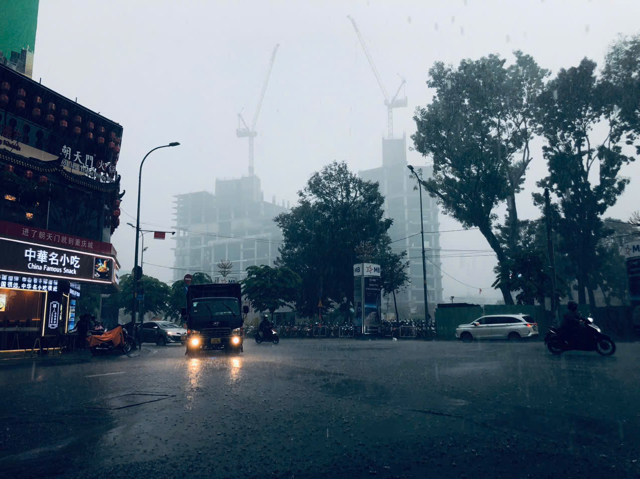 Sài Gòn đang sấm to, mưa lớn   - Ảnh 1.