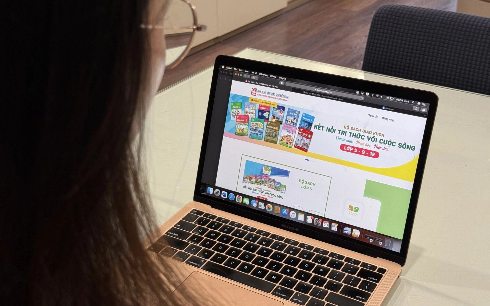 Sách giáo khoa điện tử: Có lợi ích nhưng cần lộ trình phù hợp - Ảnh 1.