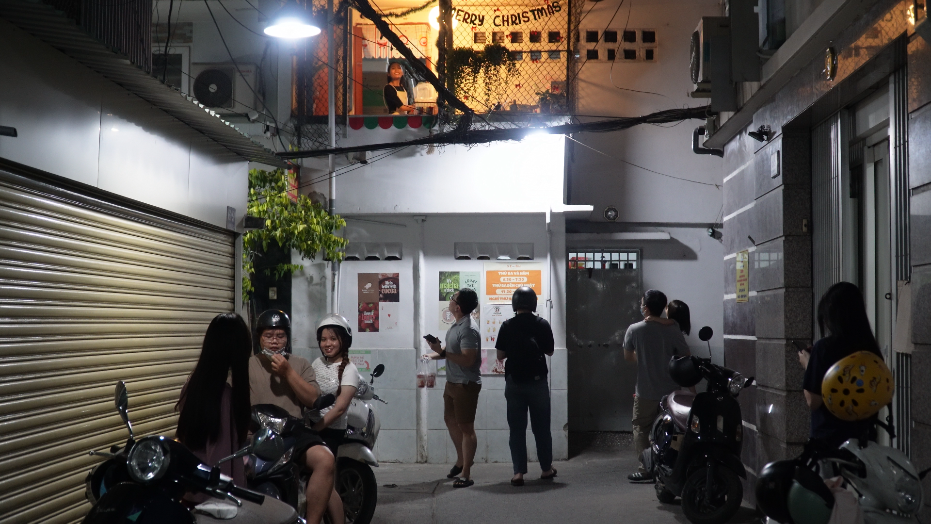 Độc lạ quán nước ‘thả dây’ ở TP.HCM: Khách mỏi cổ nhưng thích thú - Ảnh 2. Độc lạ quán nước ‘thả dây’ ở TP.HCM: Khách mỏi cổ nhưng thích thú - Ảnh 2.