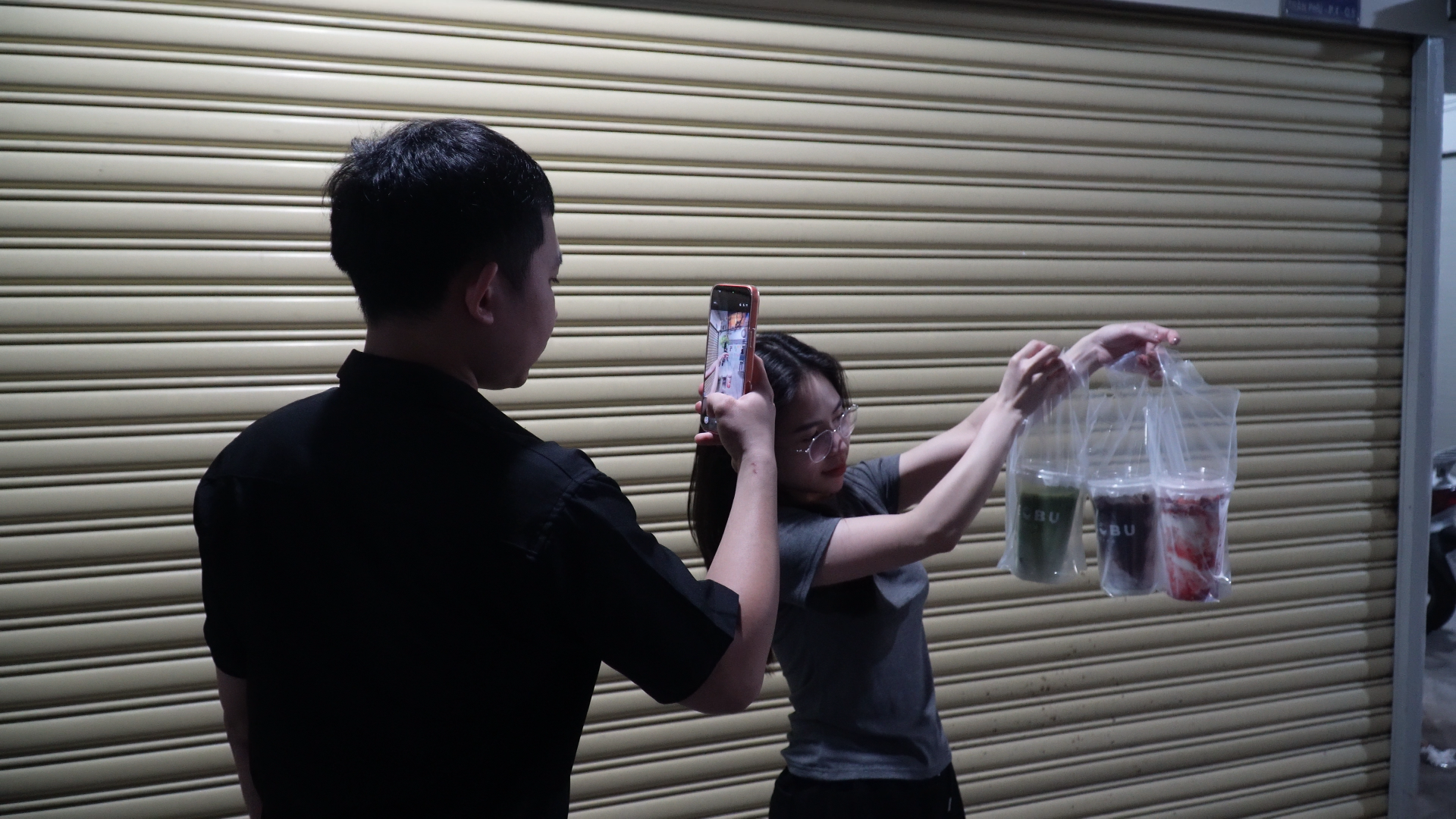 Độc lạ quán nước ‘thả dây’ ở TP.HCM: Khách mỏi cổ nhưng thích thú - Ảnh 1.