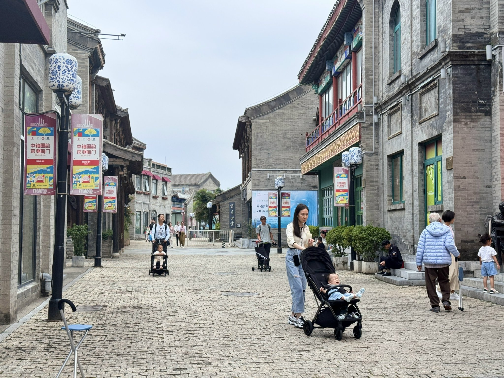 Trung Quốc lần đầu áp thuế với bao cao su sau hơn 30 năm - Ảnh 1.