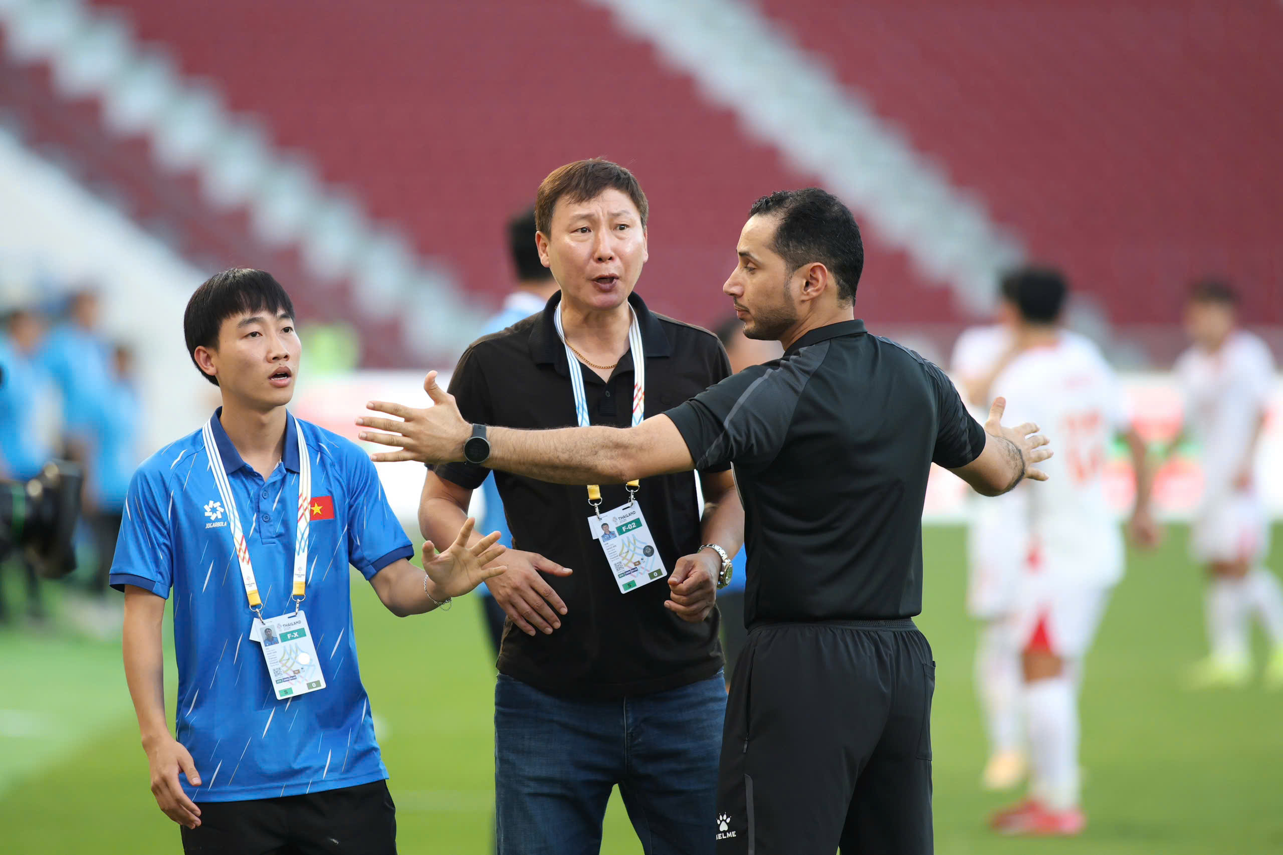 درخشش دین باک، تیم زیر ۲۳ سال ویتنام در بازی افتتاحیه با وجود «حوادث عجیب» فراوان و بررسیهای دستی VAR، برای شکست دادن لائوس به مشکل برمیخورد - عکس ۳. Đình Bắc chói sáng, U.23 Việt Nam chật vật thắng Lào trận mở màn nhiều ‘biến cố lạ’ và check VAR… thủ công - Ảnh 3.