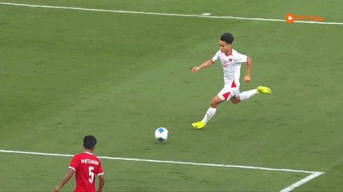 درخشش دین باک، تیم زیر ۲۳ سال ویتنام در بازی افتتاحیه با وجود «حوادث عجیب» فراوان و بررسیهای دستی VAR، برای شکست دادن لائوس به مشکل برمیخورد - عکس ۲. Đình Bắc chói sáng, U.23 Việt Nam chật vật thắng Lào trận mở màn nhiều ‘biến cố lạ’ và check VAR… thủ công - Ảnh 1.