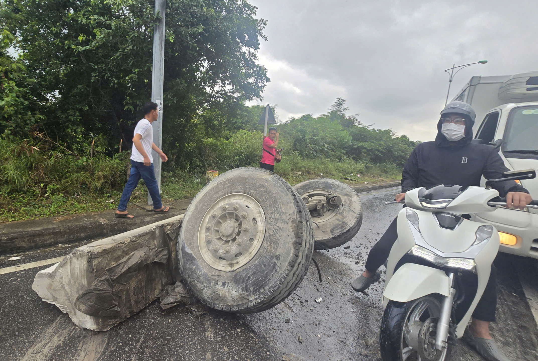 Xe tải lật chắn ngang đèo Cù Hin trên đường đi sân bay Cam Ranh - Ảnh 2.