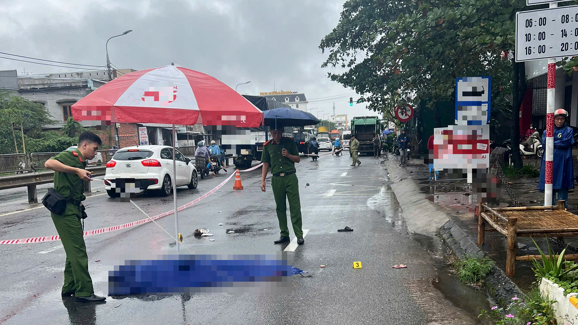 Xe ô tô thu gom rác va chạm xe máy, khiến một người tử vong tại chỗ- Ảnh 1. Xe ô tô thu gom rác va chạm xe máy, khiến một người tử vong tại chỗ- Ảnh 1.