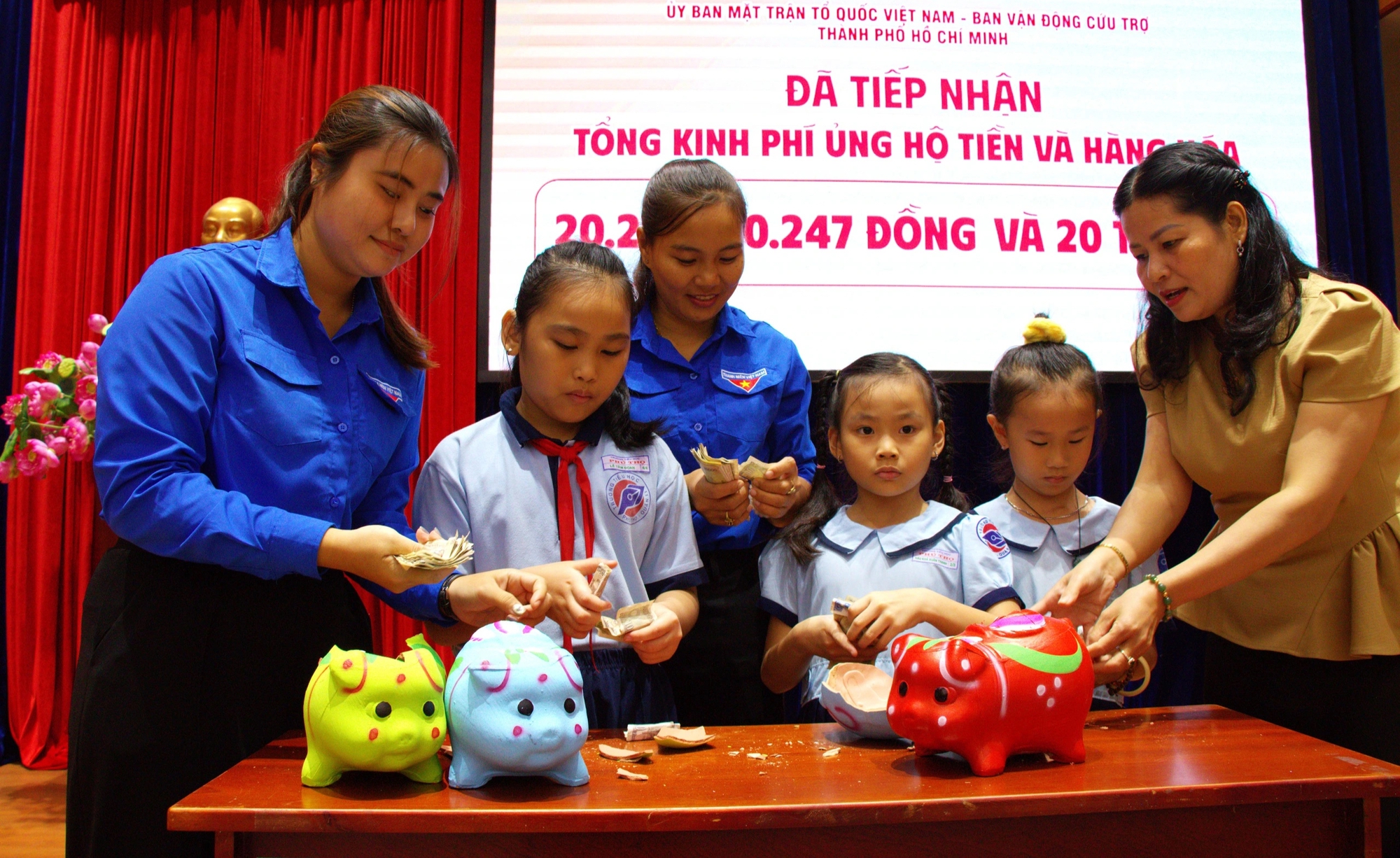 TP.HCM vận động hơn 343 tỉ đồng và gần 4.800 tấn hàng cứu trợ miền Trung - Ảnh 1.