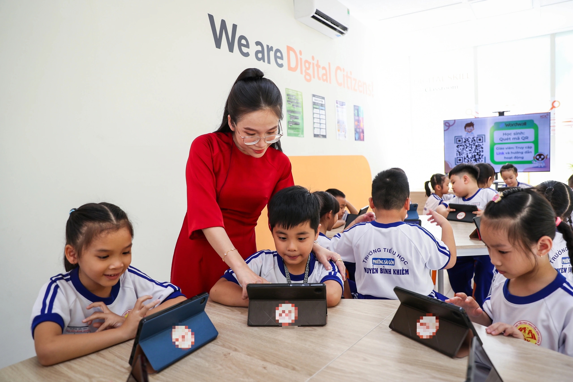 Sách giáo khoa điện tử: Có lợi ích nhưng cần lộ trình phù hợp - Ảnh 2.