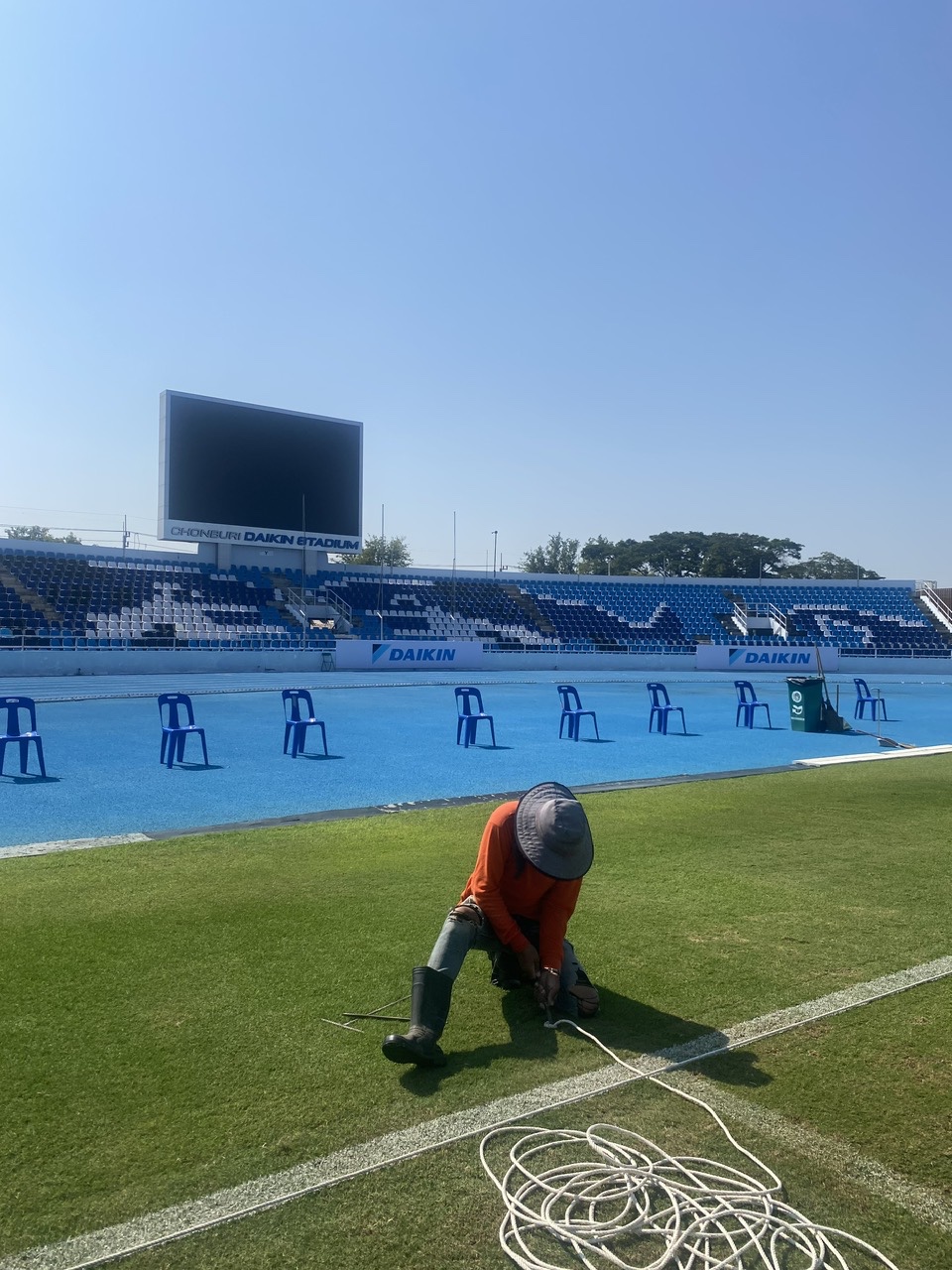 Có gì lạ ở nơi đội tuyển nữ Việt Nam đại chiến Philippines, Myanmar: Sân vẫn chưa sửa xong- Ảnh 3.