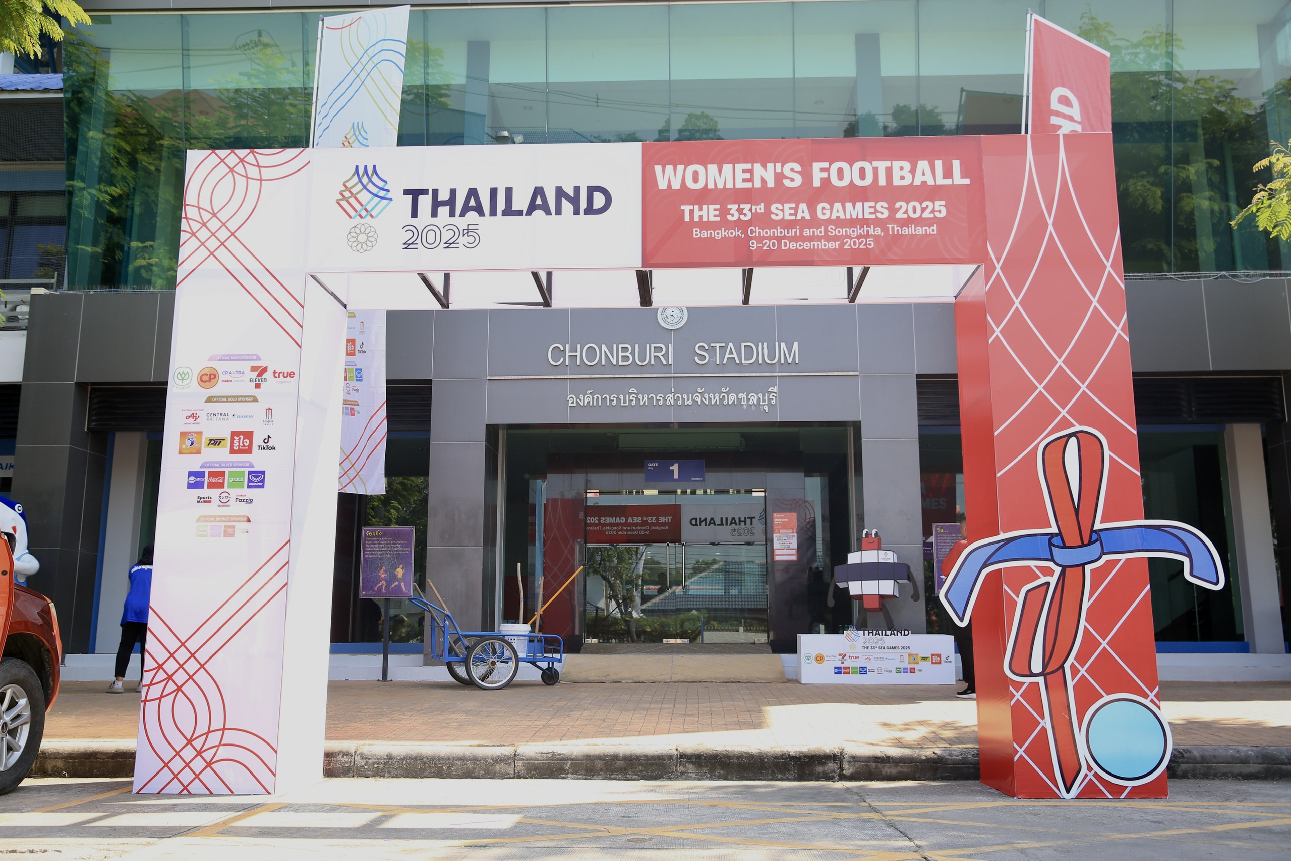 Có gì lạ ở nơi đội tuyển nữ Việt Nam đại chiến Philippines, Myanmar: Sân vẫn chưa sửa xong- Ảnh 1.