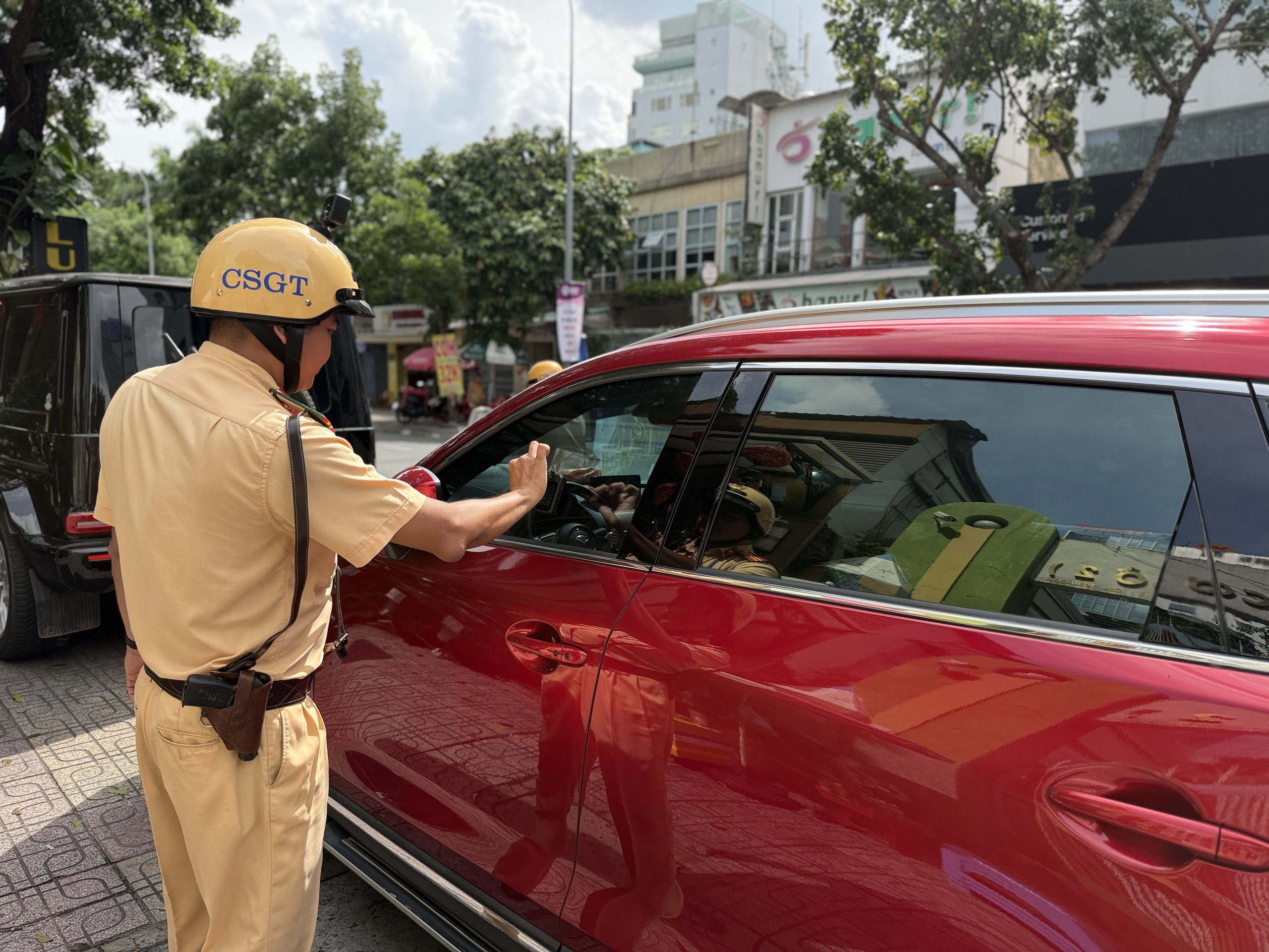 Vì sao dừng đón, trả khách trước trung tâm thương mại vẫn bị CSGT TP.HCM phạt? - Ảnh 2.
