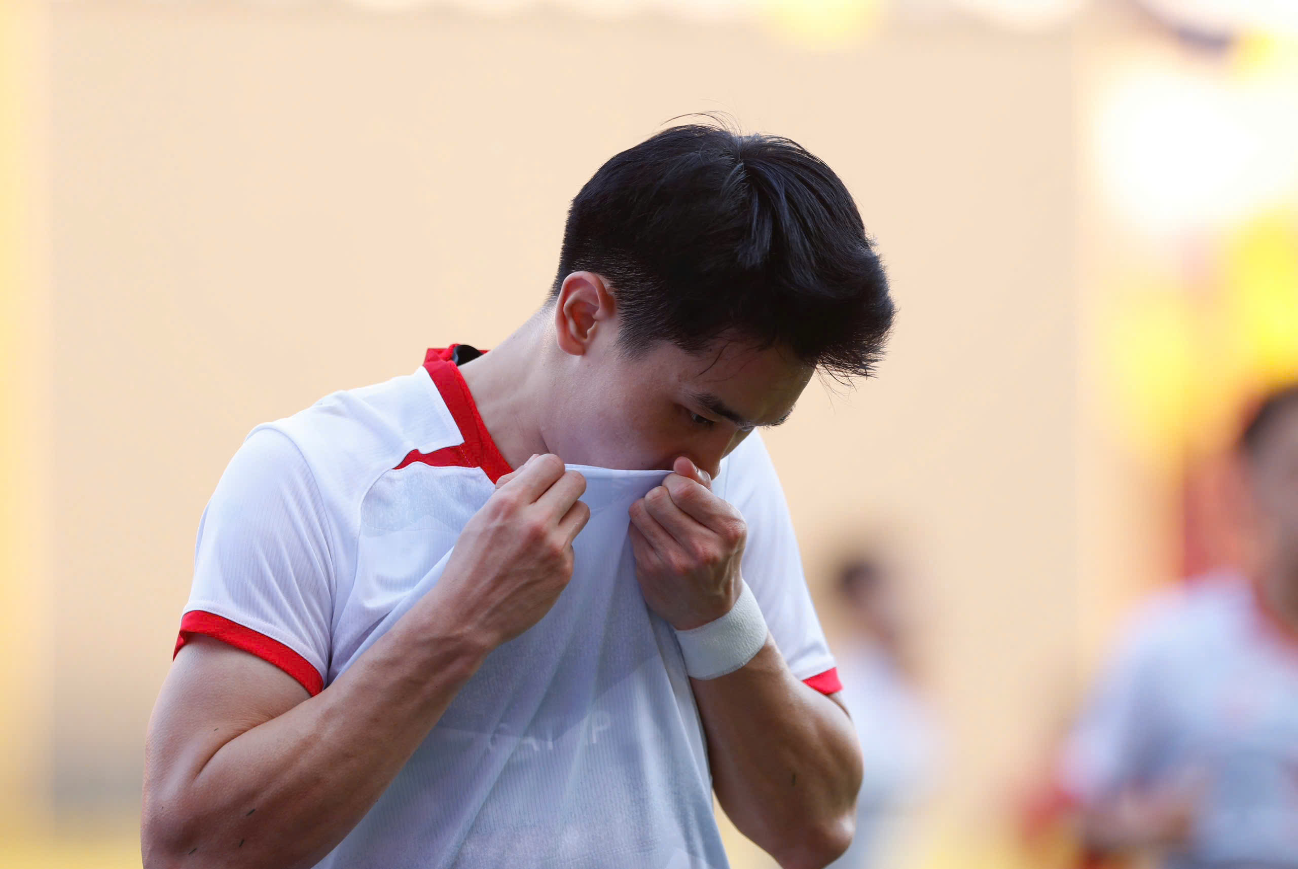 L'entraîneur Kim Sang-sik était contrarié : « Lorsque les U23 du Vietnam ont perdu contre le Laos, j'ai tout de suite dit que j'étais très déçu... » - Photo 3. HLV Kim Sang-sik bực: ‘Khi U.23 Việt Nam bị Lào gỡ, tôi nói thẳng luôn tôi rất thất vọng…’- Ảnh 3.
