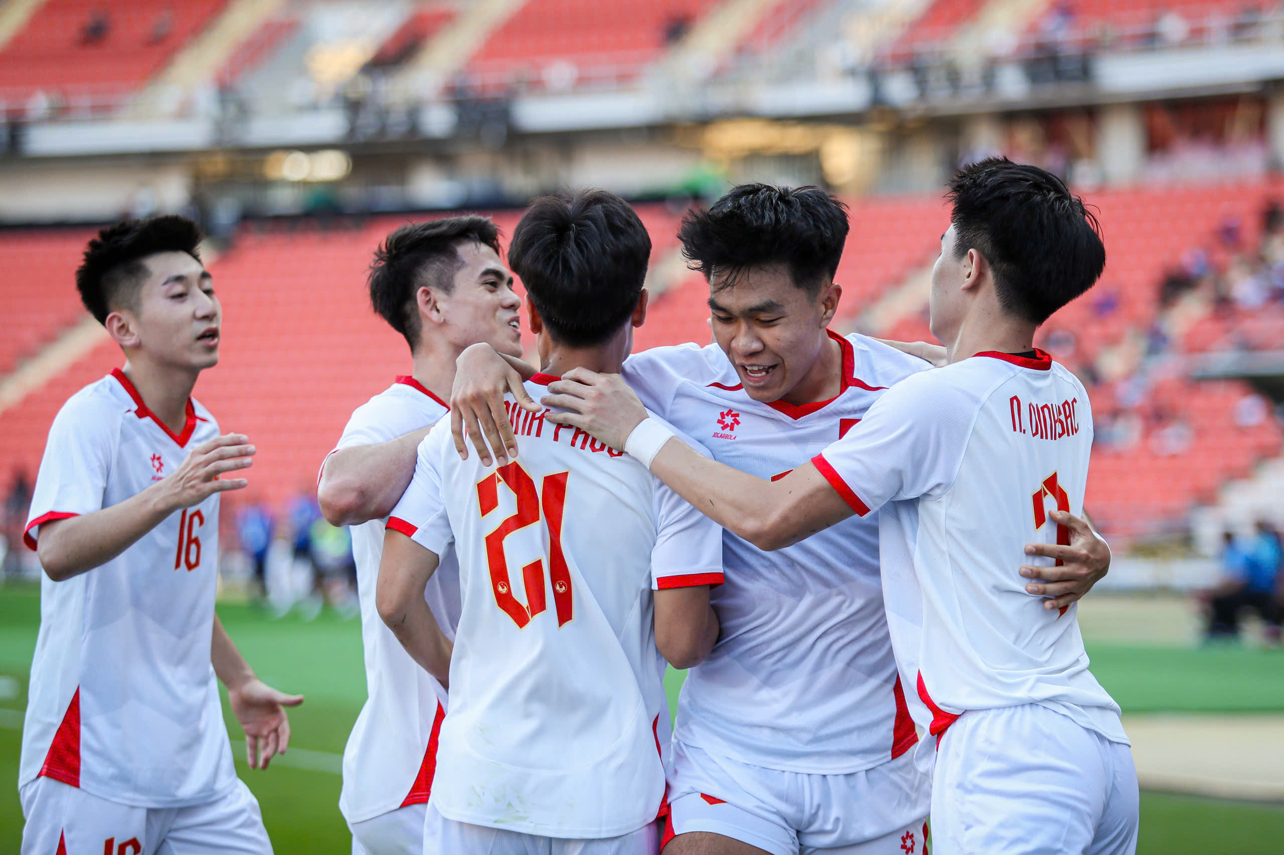 L'entraîneur Kim Sang-sik était contrarié : « Lorsque les U23 du Vietnam ont perdu contre le Laos, j'ai immédiatement dit que j'étais très déçu... » - Photo 2. HLV Kim Sang-sik bực: ‘Khi U.23 Việt Nam bị Lào gỡ, tôi nói thẳng luôn tôi rất thất vọng…’- Ảnh 2.