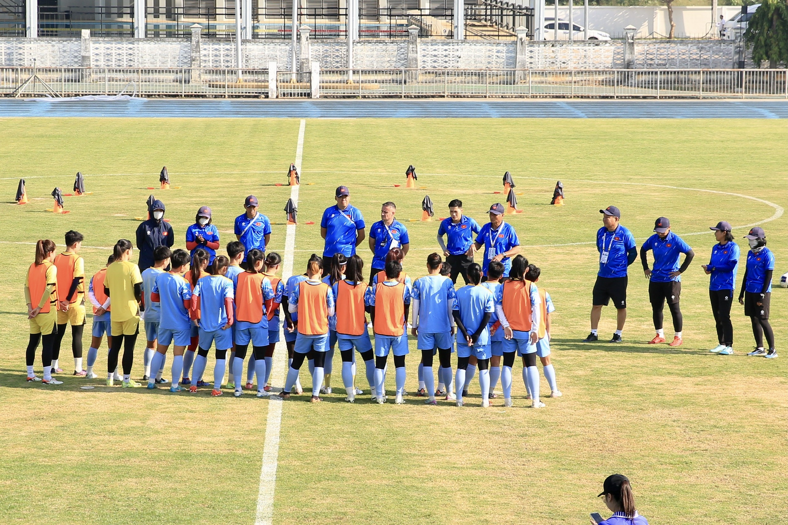 Đội tuyển nữ Việt Nam miệt mài tập luyện tại Chonburi, quyết tâm bảo vệ HCV SEA Games - Ảnh 1.