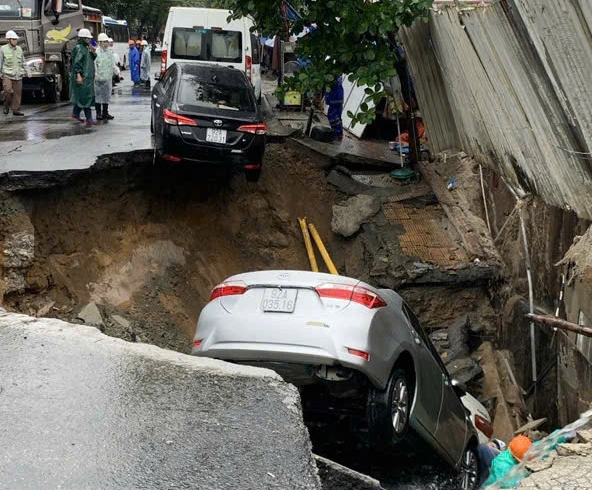 Đường Nguyễn Công Trứ bất ngờ xuất hiện ‘hố tử thần’, ‘nuốt chửng’ nhiều ô tô- Ảnh 4. Đường Nguyễn Công Trứ bất ngờ xuất hiện ‘hố tử thần’, ‘nuốt chửng’ nhiều ô tô- Ảnh 4.