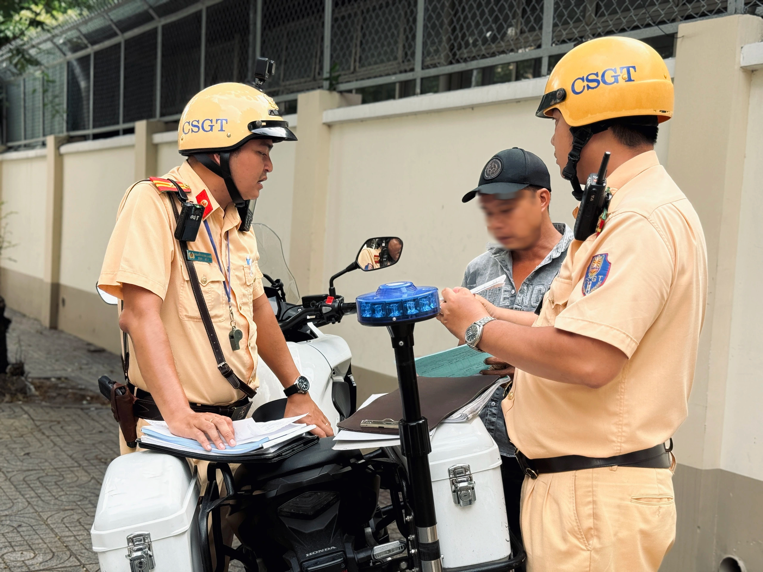 Vì sao dừng đón, trả khách trước trung tâm thương mại vẫn bị CSGT TP.HCM phạt? - Ảnh 3.