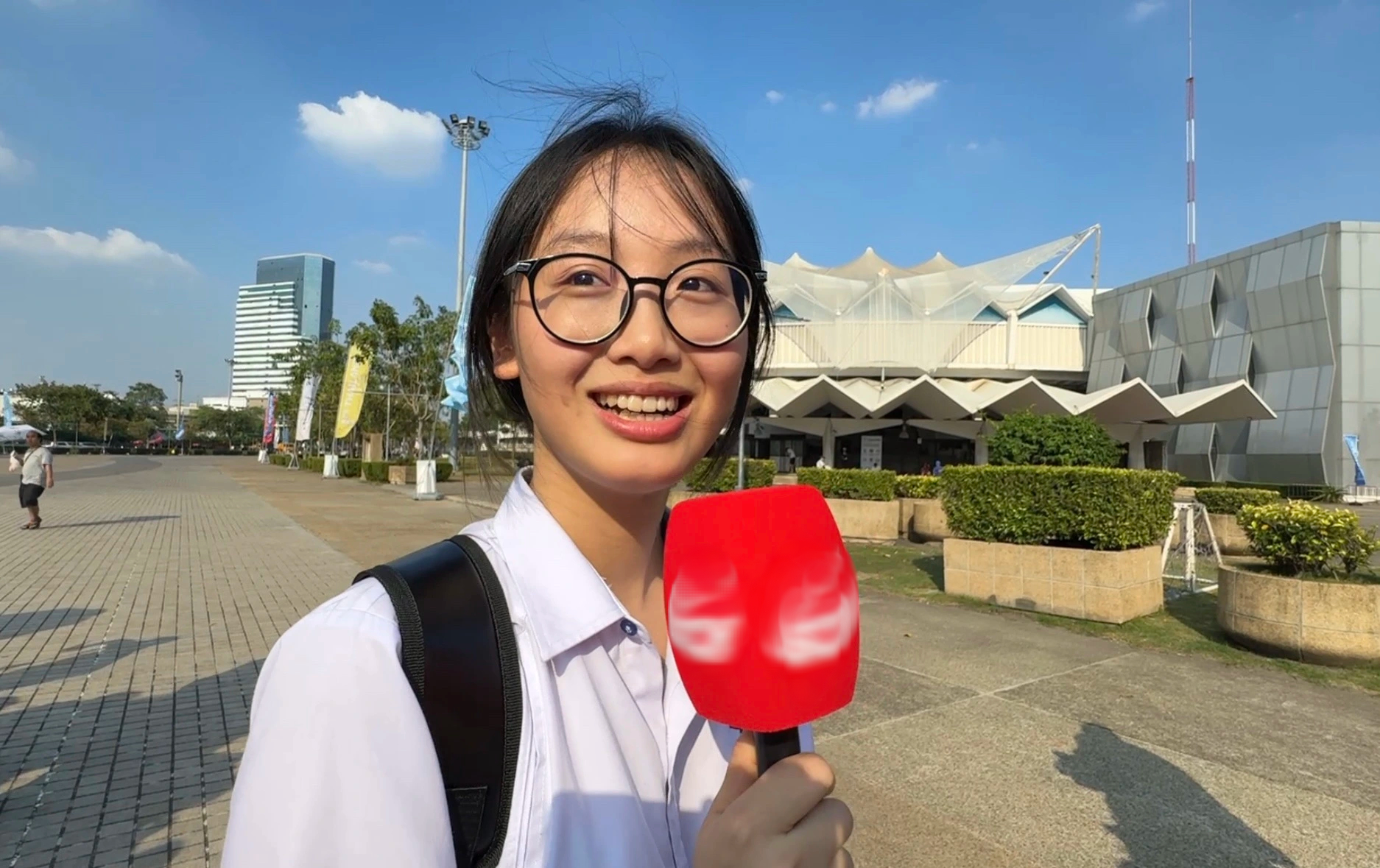 Nữ sinh đến Rajamangala xem U.23 Việt Nam: Mong Đình Bắc tỏa sáng…- Ảnh 3.