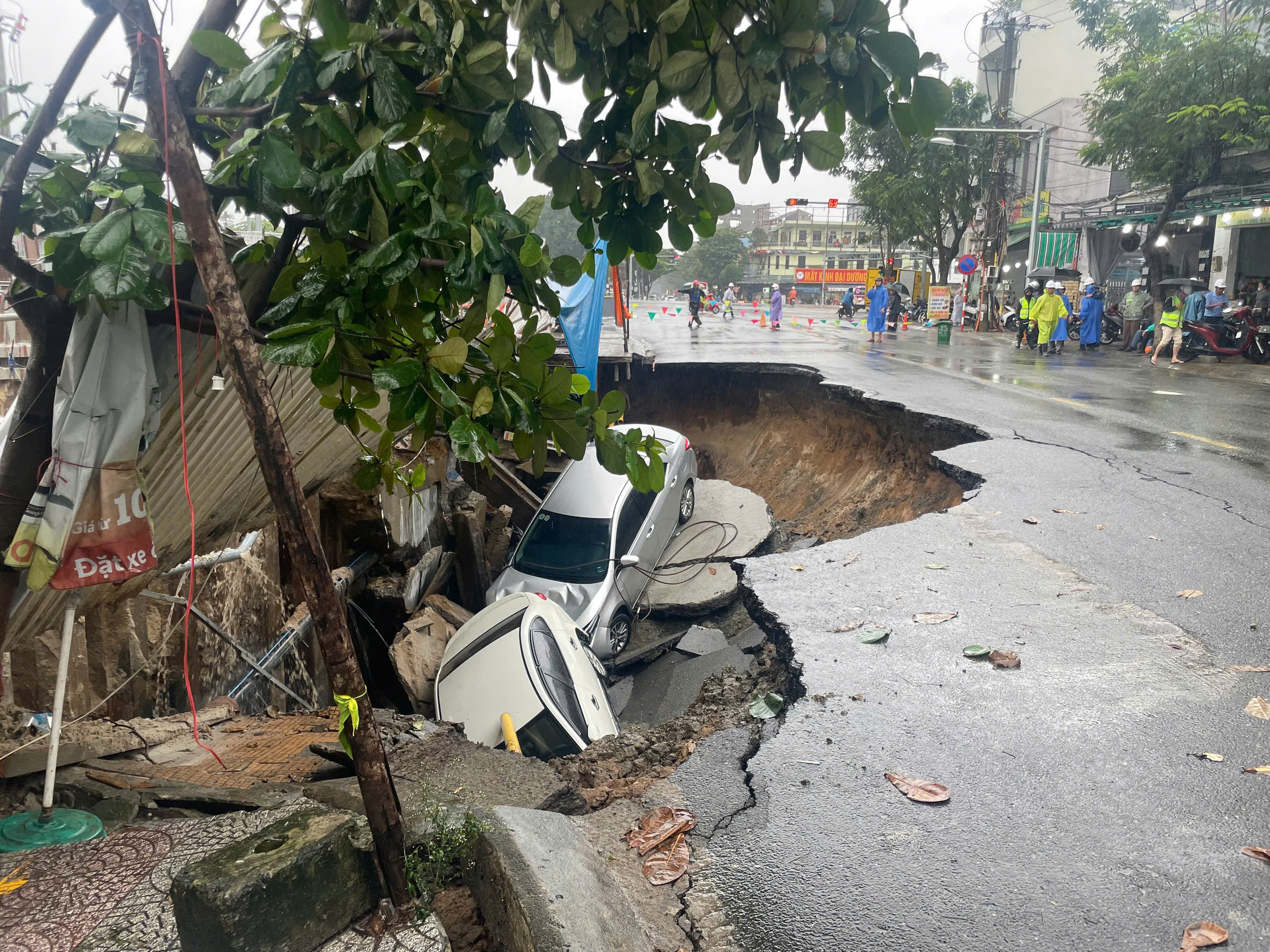 Đường Nguyễn Công Trứ bất ngờ xuất hiện ‘hố tử thần’, ‘nuốt chửng’ nhiều ô tô- Ảnh 1. Đường Nguyễn Công Trứ bất ngờ xuất hiện ‘hố tử thần’, ‘nuốt chửng’ nhiều ô tô- Ảnh 1.