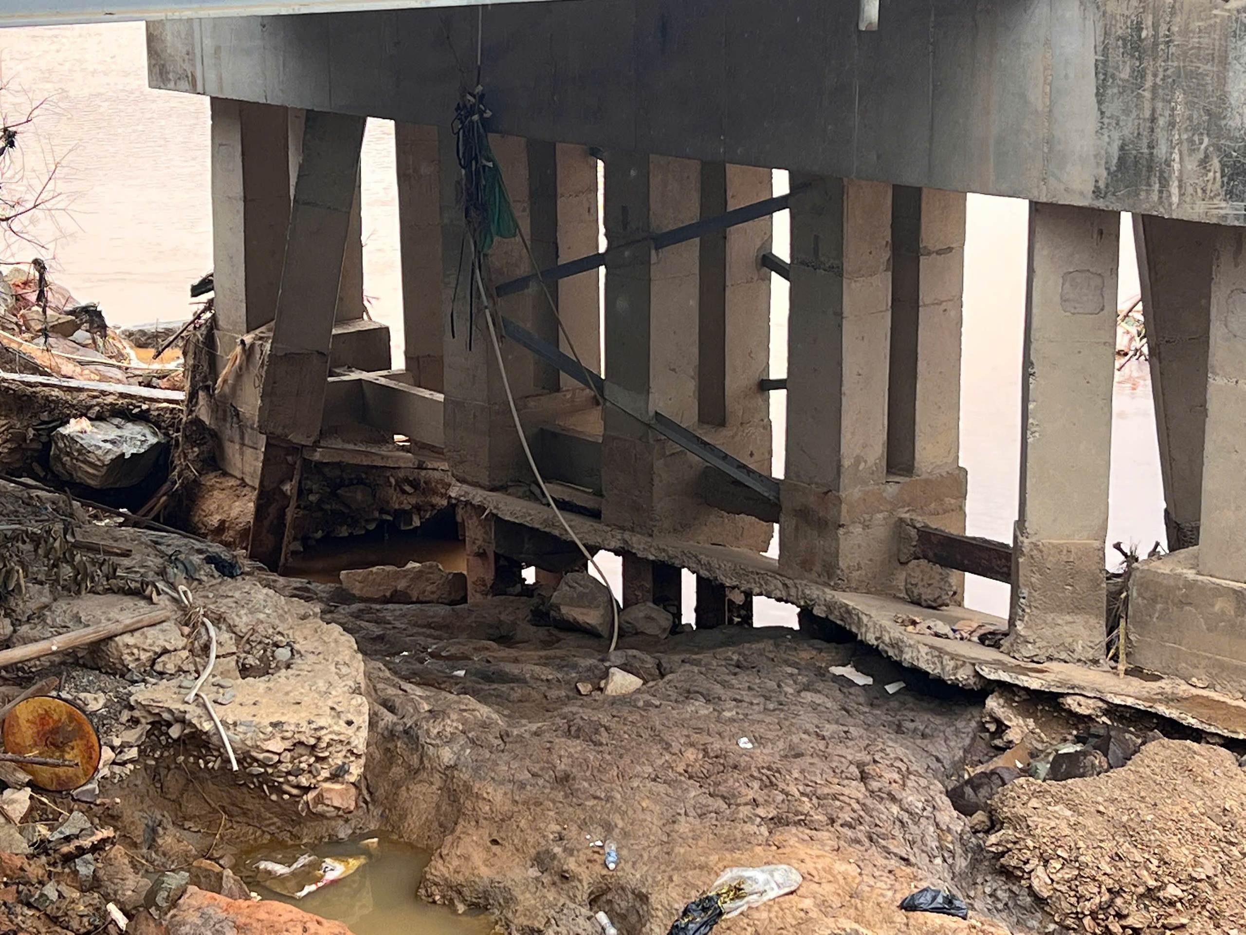 Cận cảnh cầu Đơn Dương QL27 bị hư hỏng sau lũ lịch sử - Ảnh 2.