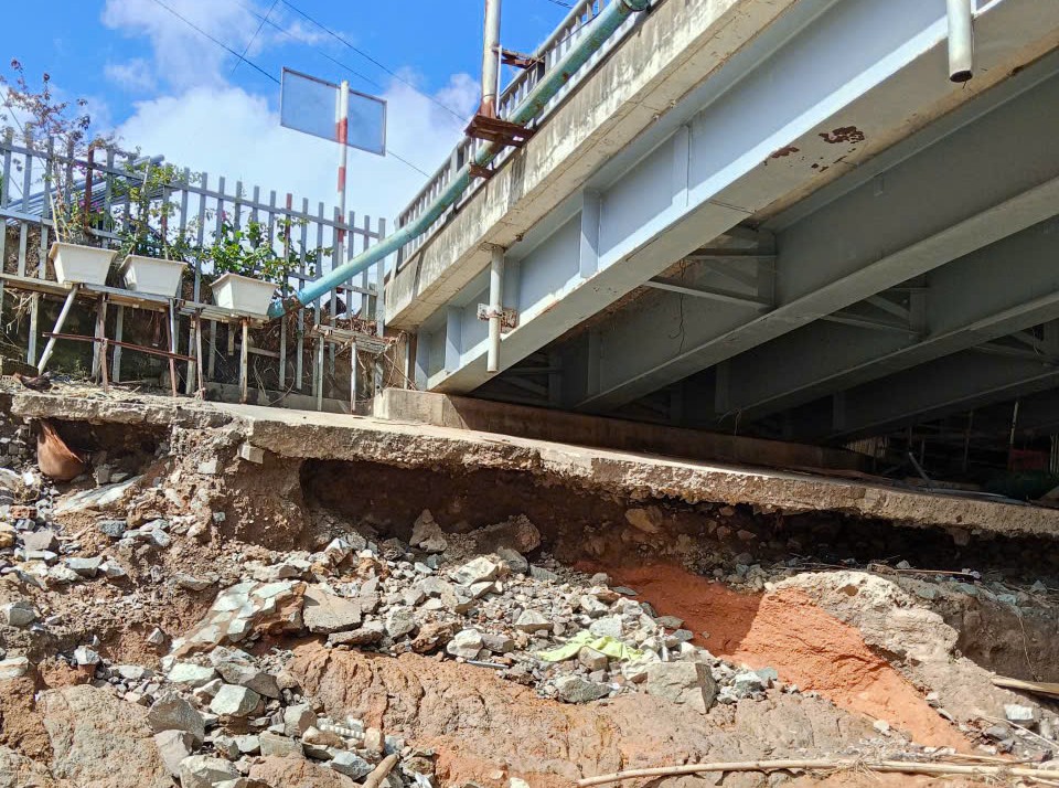 Cận cảnh cầu Đơn Dương QL27 bị hư hỏng sau lũ lịch sử - Ảnh 4.