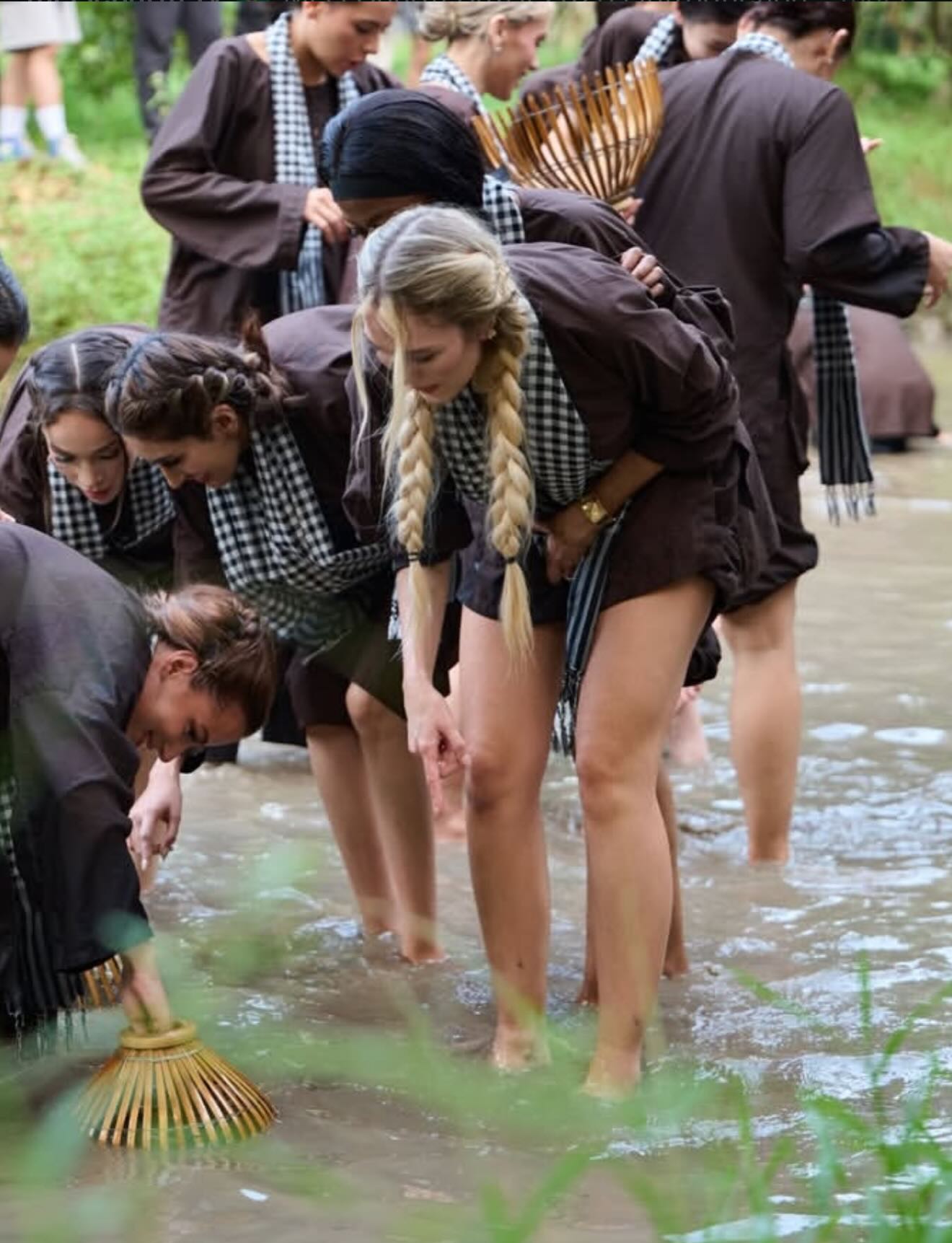 Danh thủ Neymar ra mặt ủng hộ một người đẹp đang thi hoa hậu ở Việt Nam - Ảnh 3.