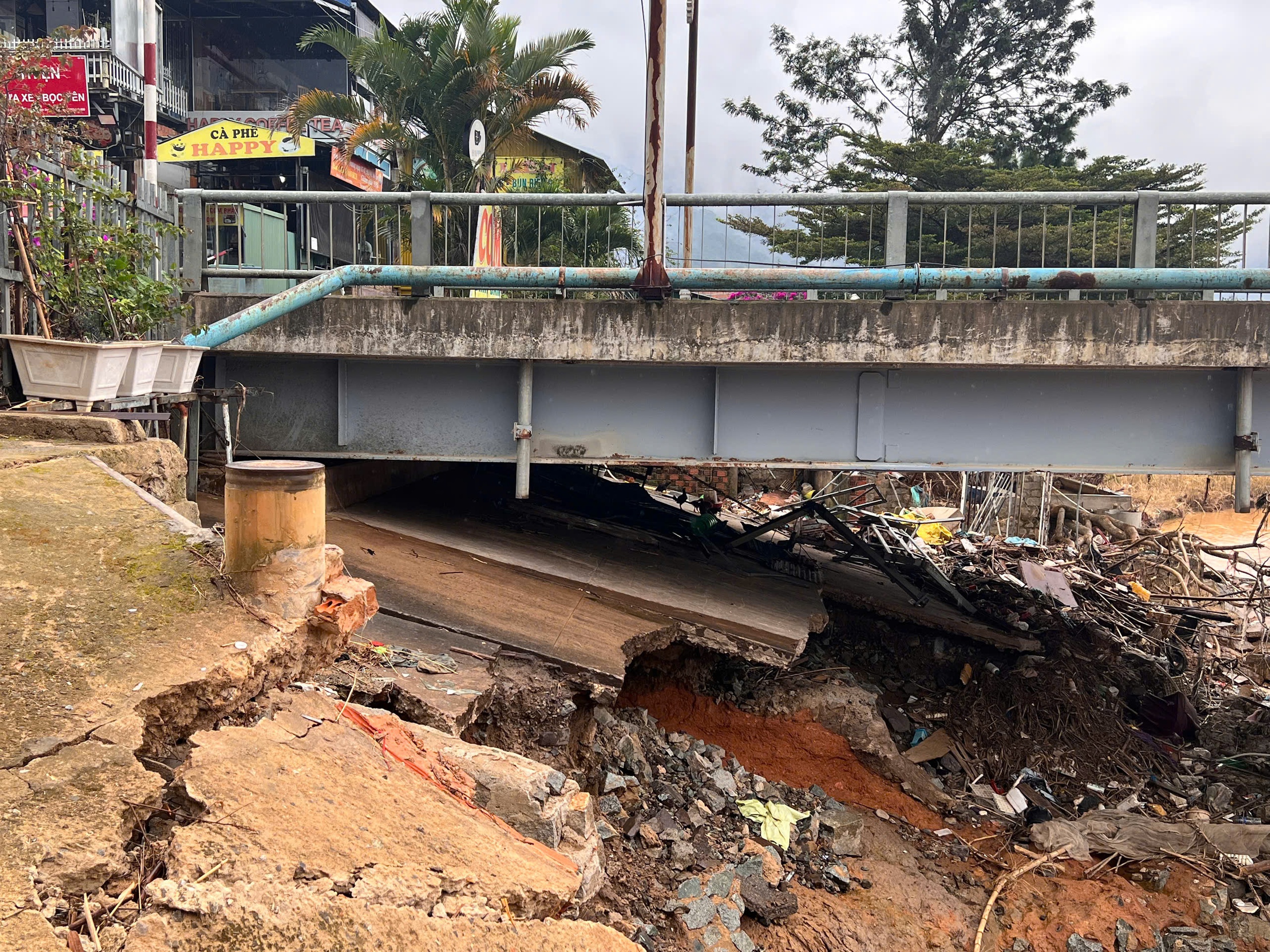 Cận cảnh cầu Đơn Dương QL27 bị hư hỏng sau lũ lịch sử - Ảnh 5.