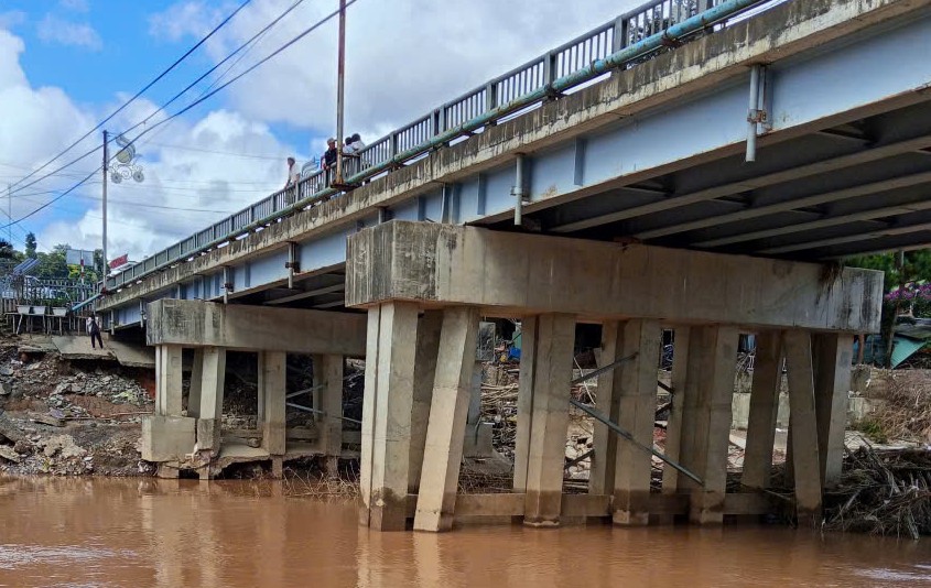 Cận cảnh cầu Đơn Dương QL27 bị hư hỏng sau lũ lịch sử - Ảnh 6.