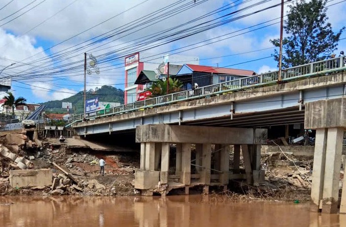 Cận cảnh cầu Đơn Dương QL27 bị hư hỏng sau lũ lịch sử - Ảnh 1.