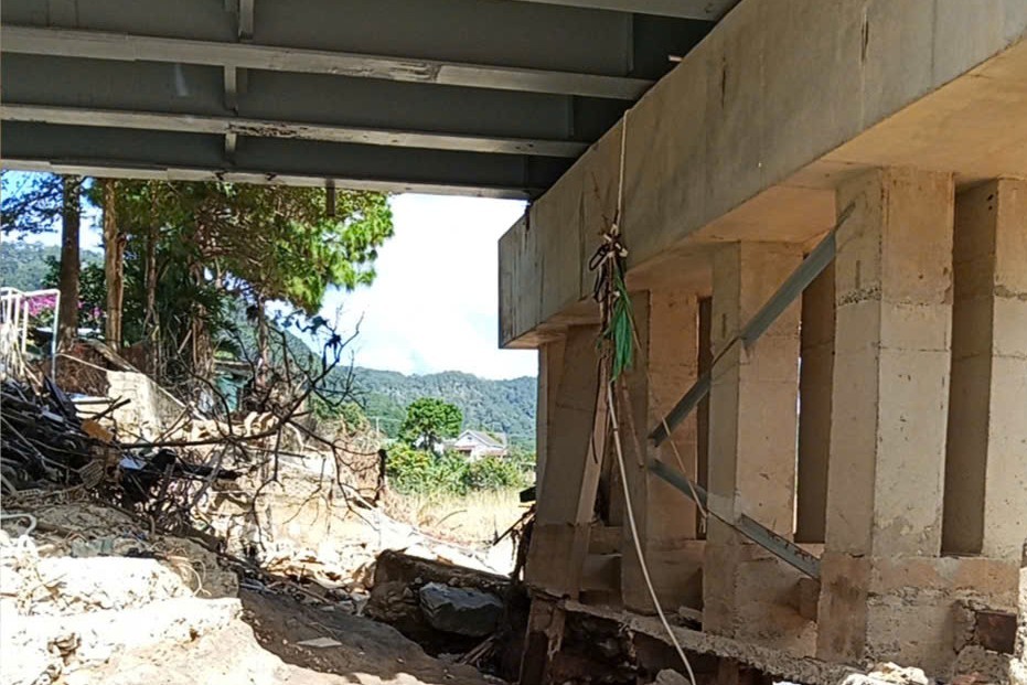 Cận cảnh cầu Đơn Dương QL27 bị hư hỏng sau lũ lịch sử - Ảnh 8.