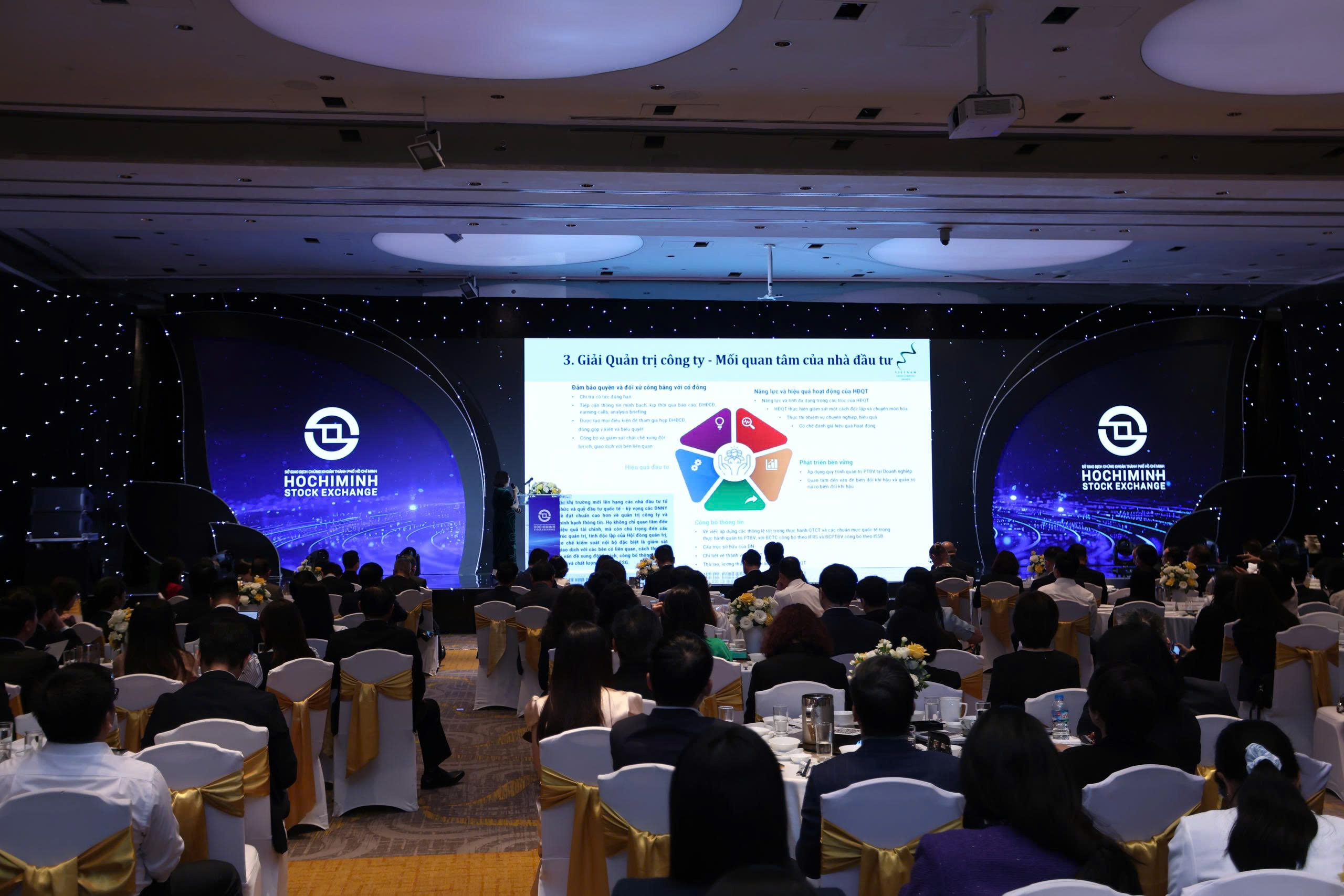 Ba doanh nghiệp niêm yết trên HOSE vượt vốn hóa trên 10 tỉ USD- Ảnh 2. Ba doanh nghiệp niêm yết trên HOSE vượt vốn hóa trên 10 tỉ USD- Ảnh 2.