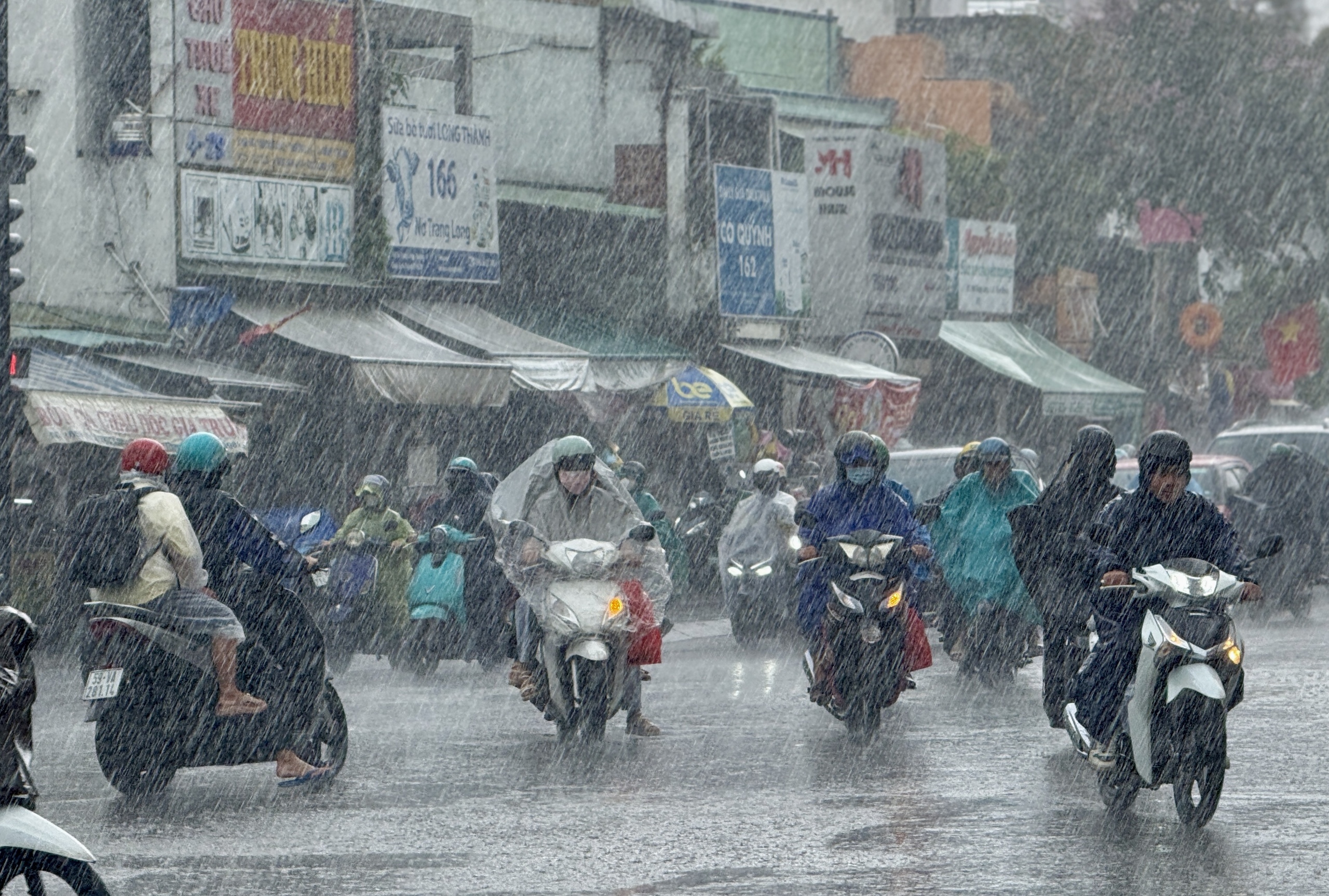 TP.HCM có mưa lớn chiều nay, sấm chớp đùng đoàng: Vì sao? - Ảnh 1.