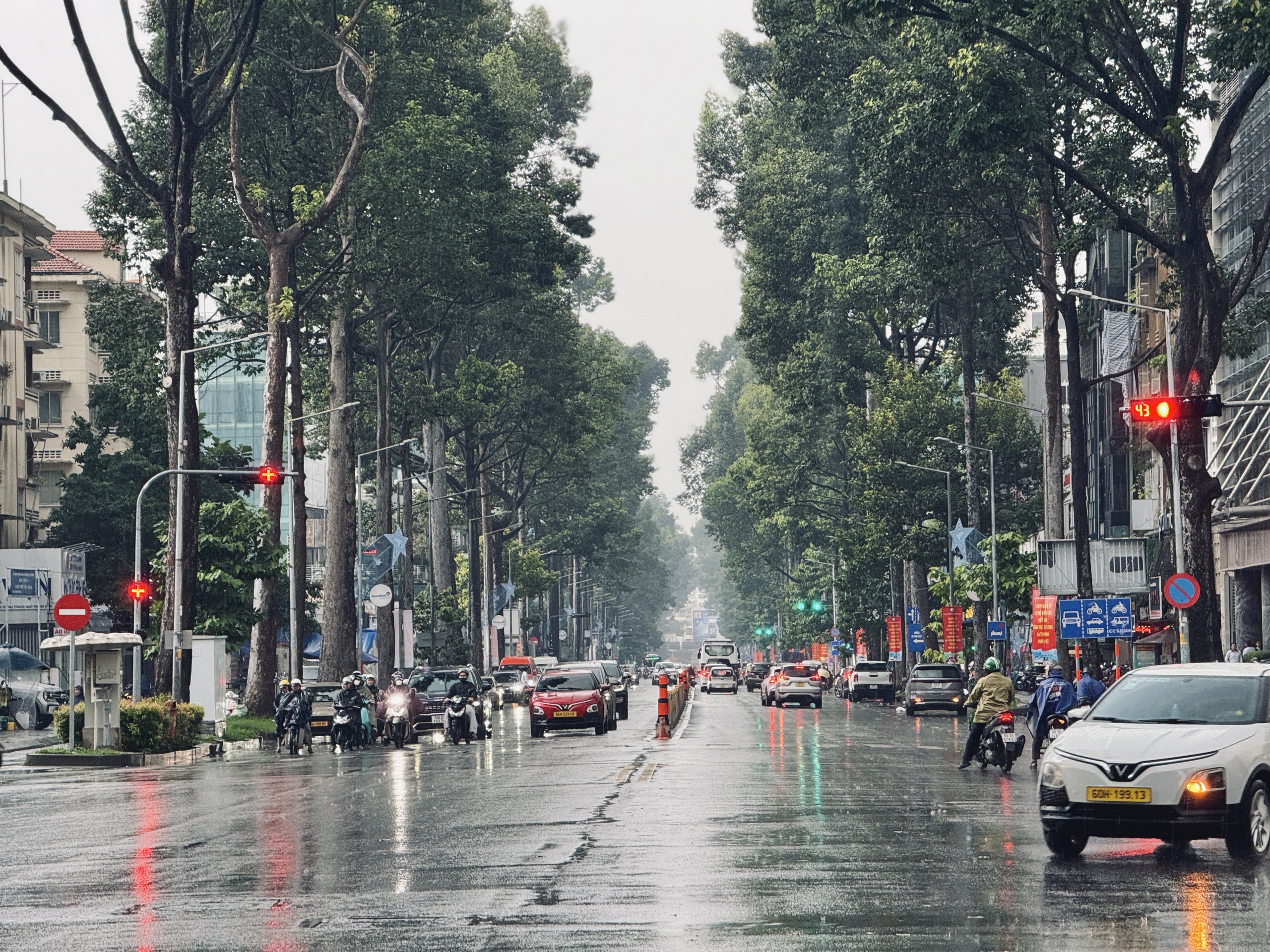 TP.HCM có mưa lớn chiều nay, sấm chớp đùng đoàng: Vì sao? - Ảnh 3.