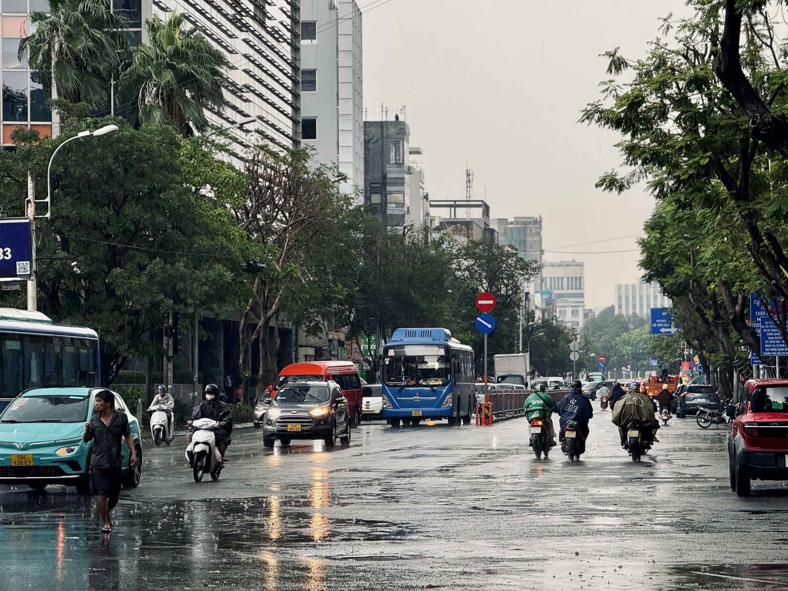 TP.HCM có mưa lớn chiều nay, sấm chớp đùng đoàng: Vì sao? - Ảnh 2.