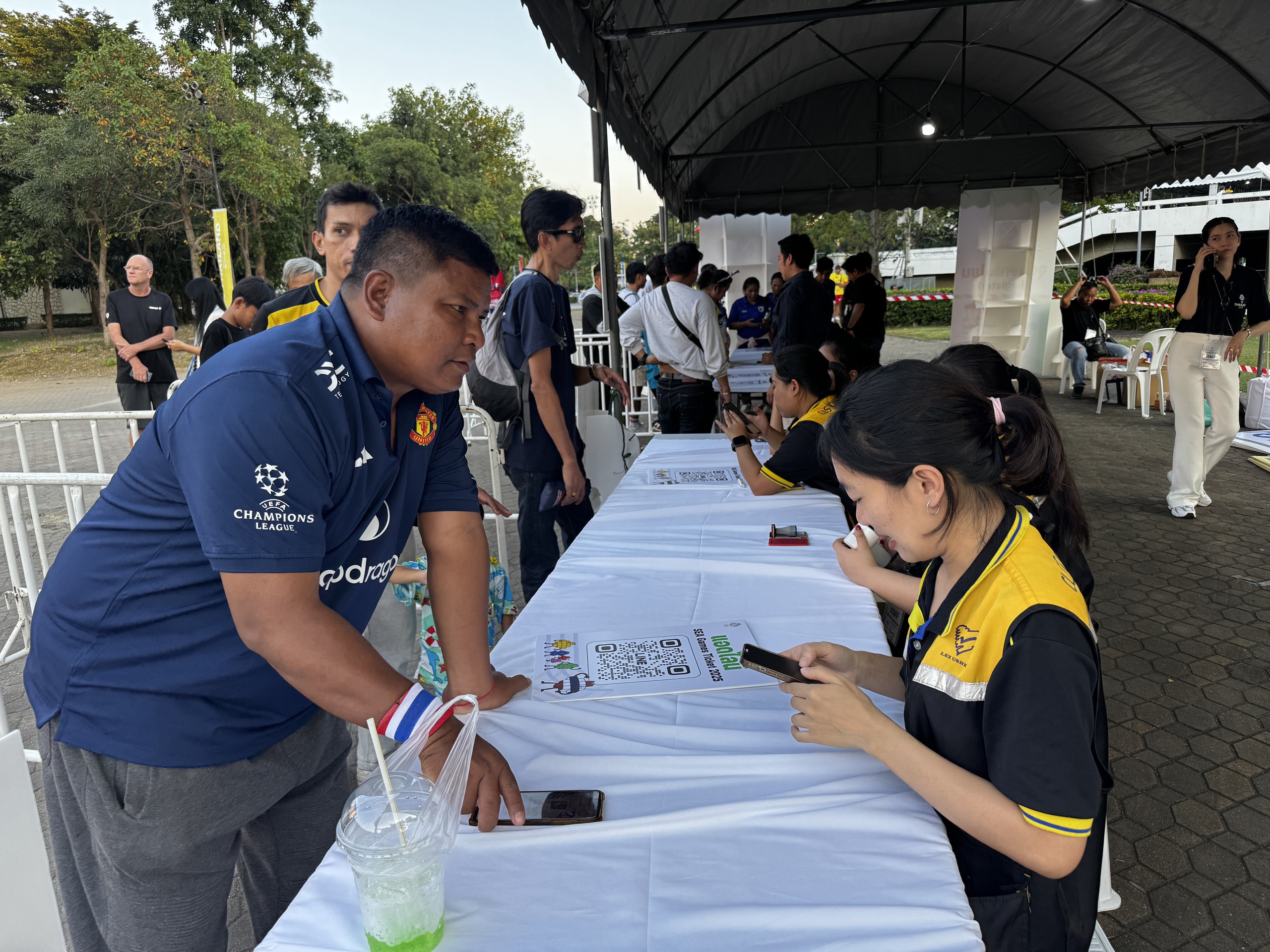 Cảnh tượng quá đỗi lạ lùng trên sân Rajamangala ngày U.23 Thái Lan xuất trận SEA Games 33- Ảnh 2.