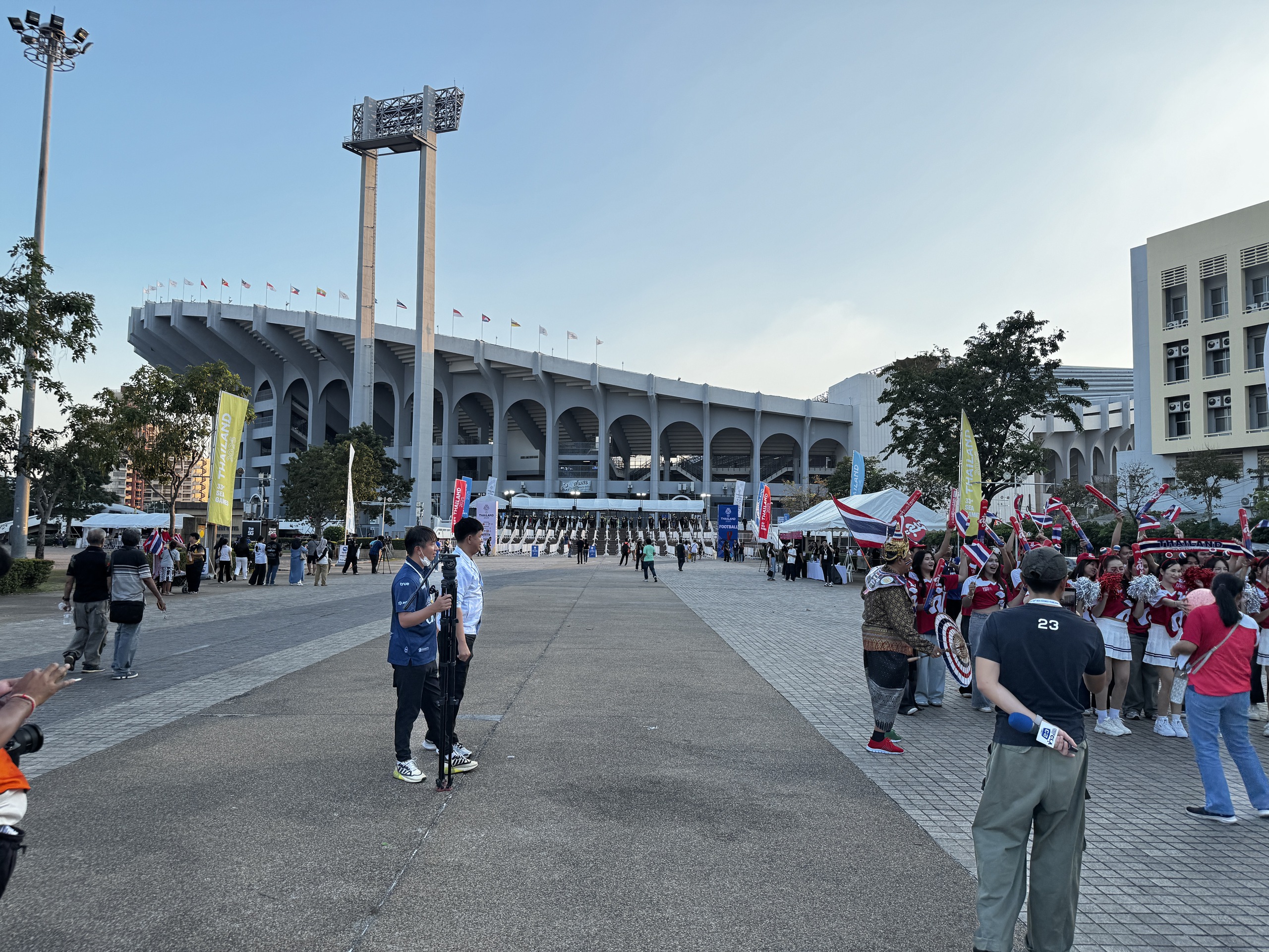 Cảnh tượng quá đỗi lạ lùng trên sân Rajamangala ngày U.23 Thái Lan xuất trận SEA Games 33- Ảnh 5.