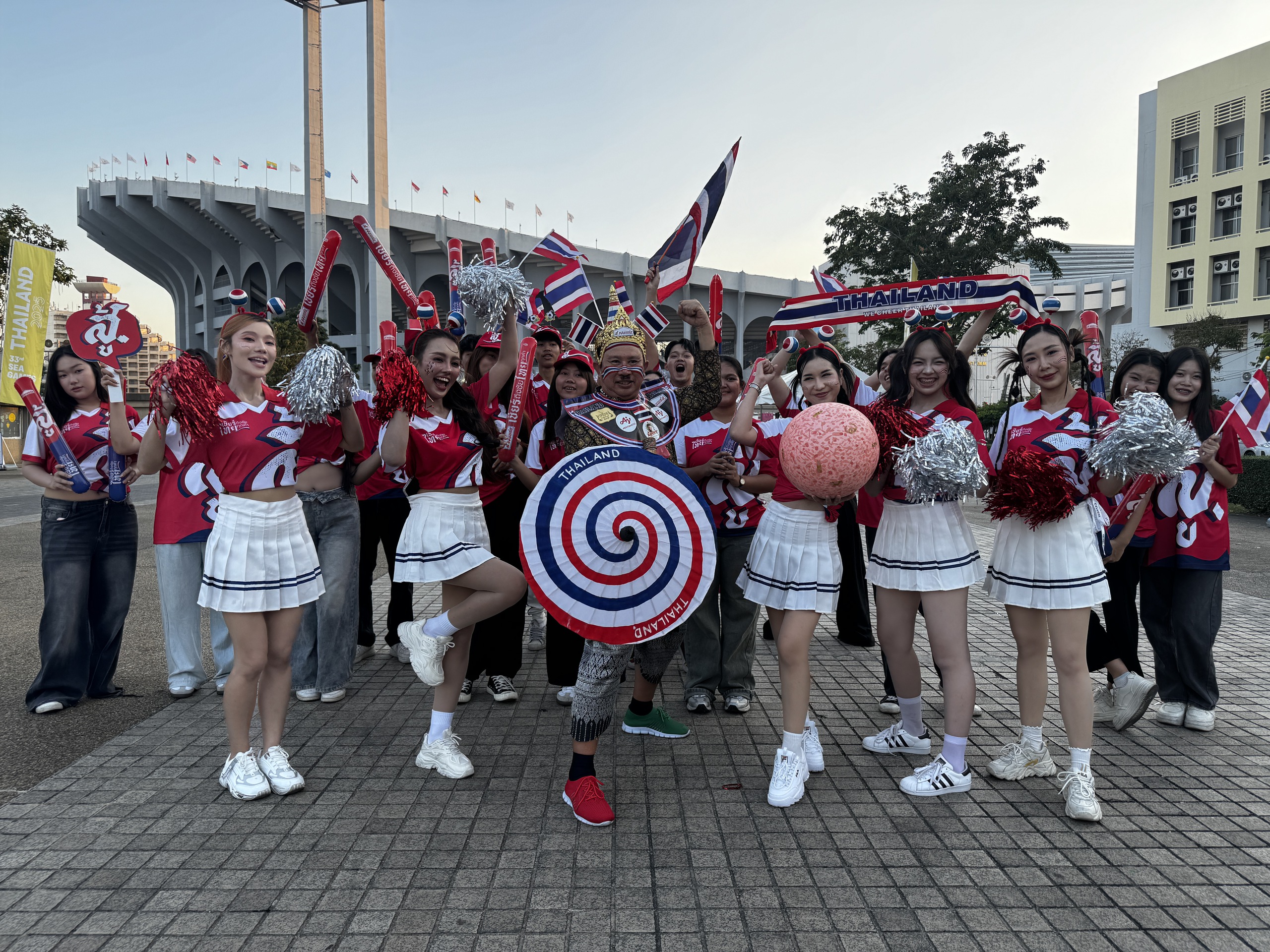 Cảnh tượng quá đỗi lạ lùng trên sân Rajamangala ngày U.23 Thái Lan xuất trận SEA Games 33- Ảnh 4.