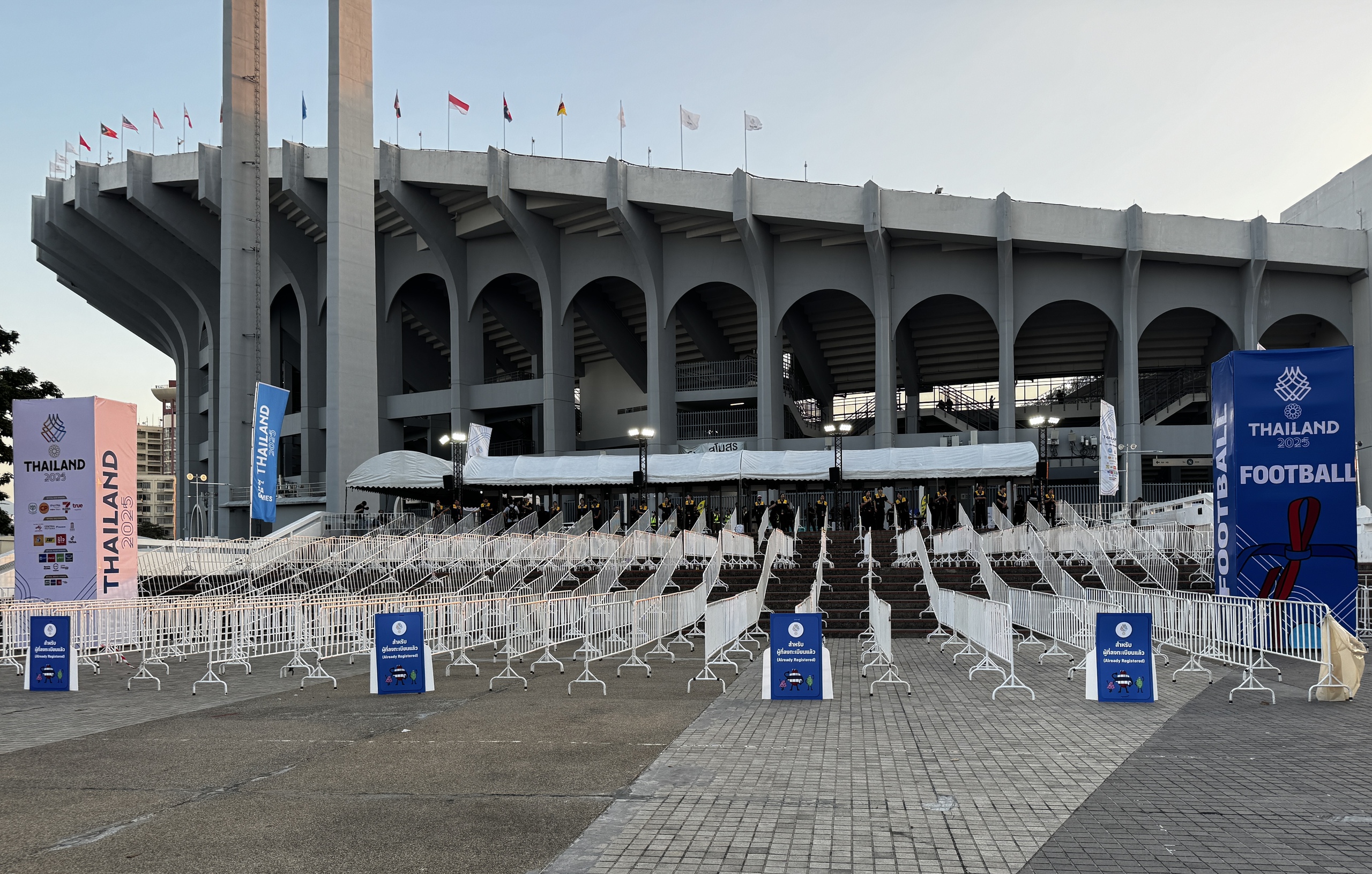 Cảnh tượng quá đỗi lạ lùng trên sân Rajamangala ngày U.23 Thái Lan xuất trận SEA Games 33- Ảnh 1.