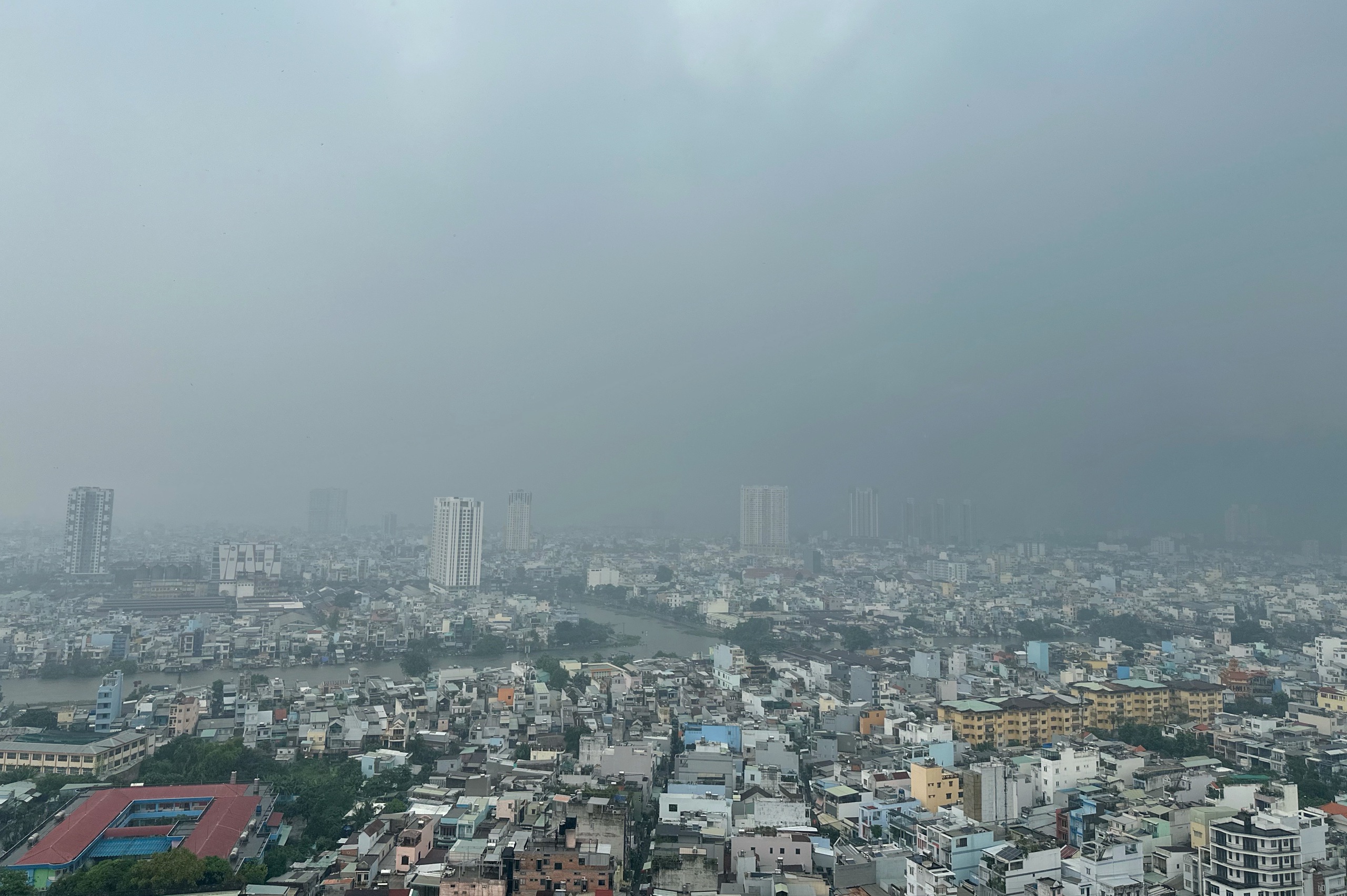 Thời tiết TP.HCM chiều nay: Trời tối sầm, đường ngập lênh láng sau mưa  - Ảnh 1.