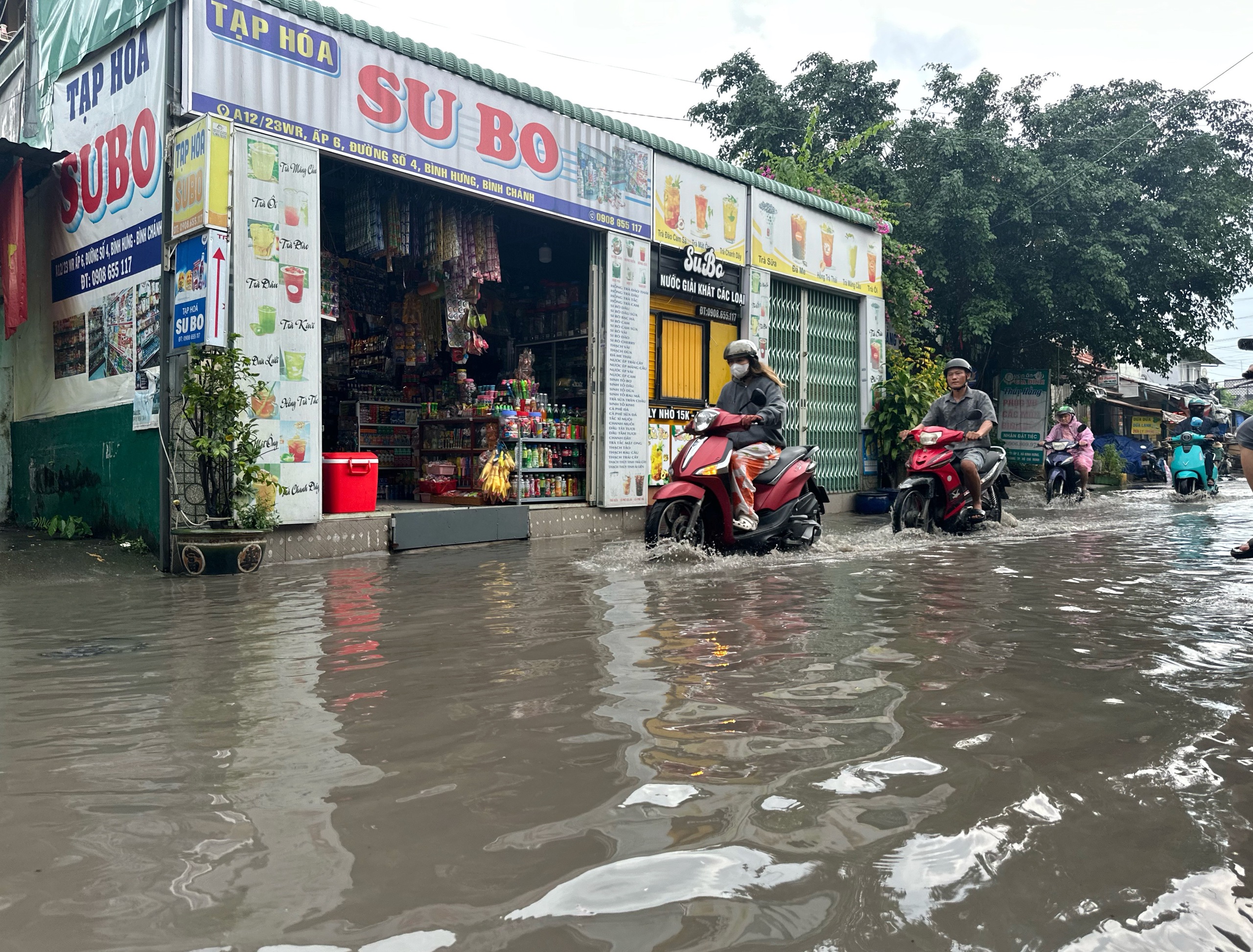Thời tiết TP.HCM chiều nay: Trời tối sầm, đường ngập lênh láng sau mưa  - Ảnh 4.