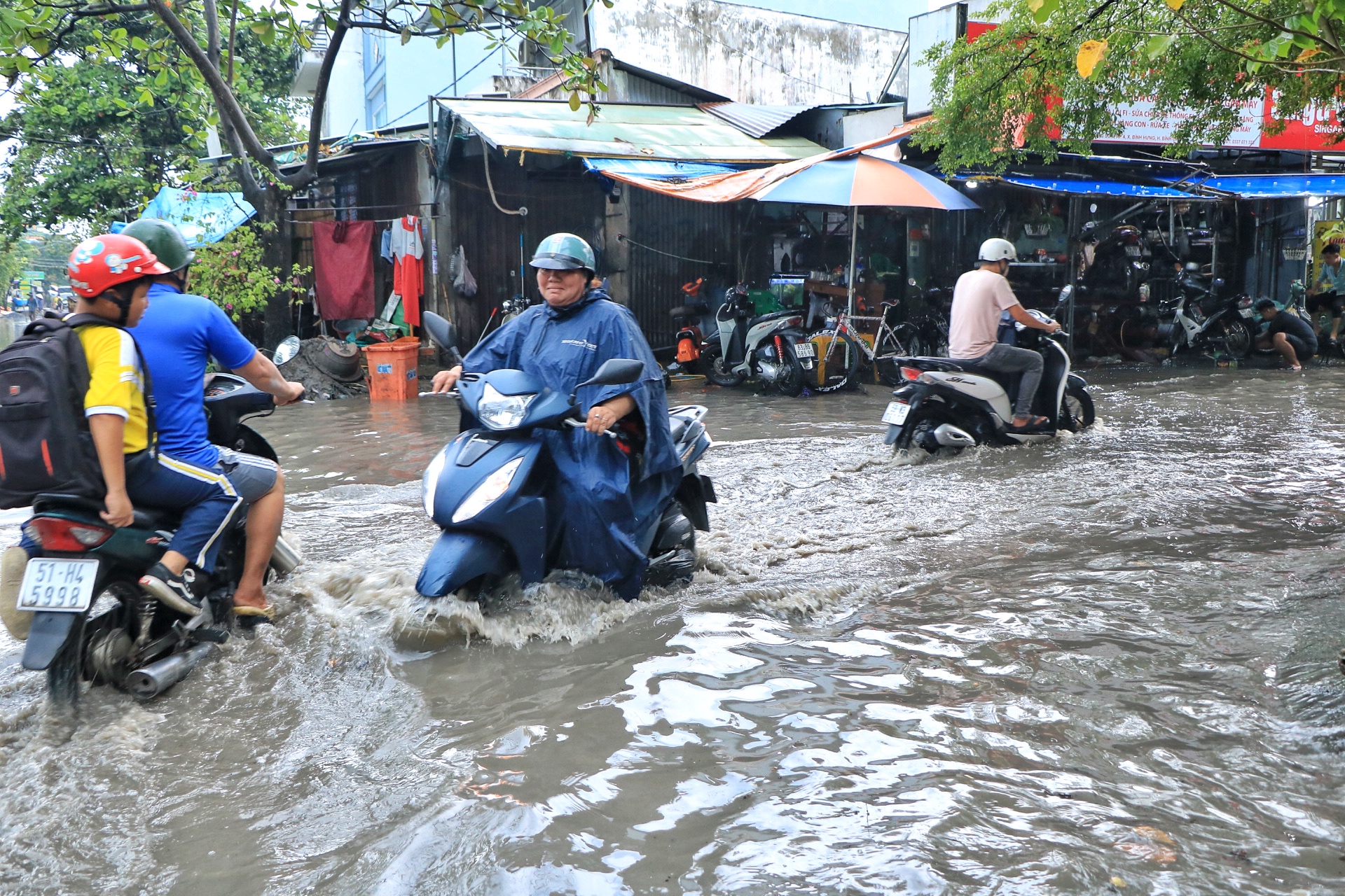 Thời tiết TP.HCM chiều nay: Trời tối sầm, đường ngập lênh láng sau mưa  - Ảnh 2.