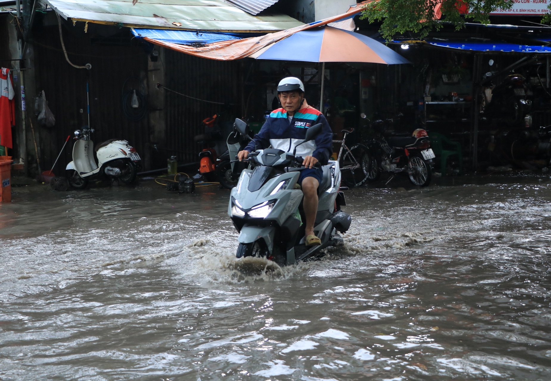 Thời tiết TP.HCM chiều nay: Trời tối sầm, đường ngập lênh láng sau mưa  - Ảnh 3.