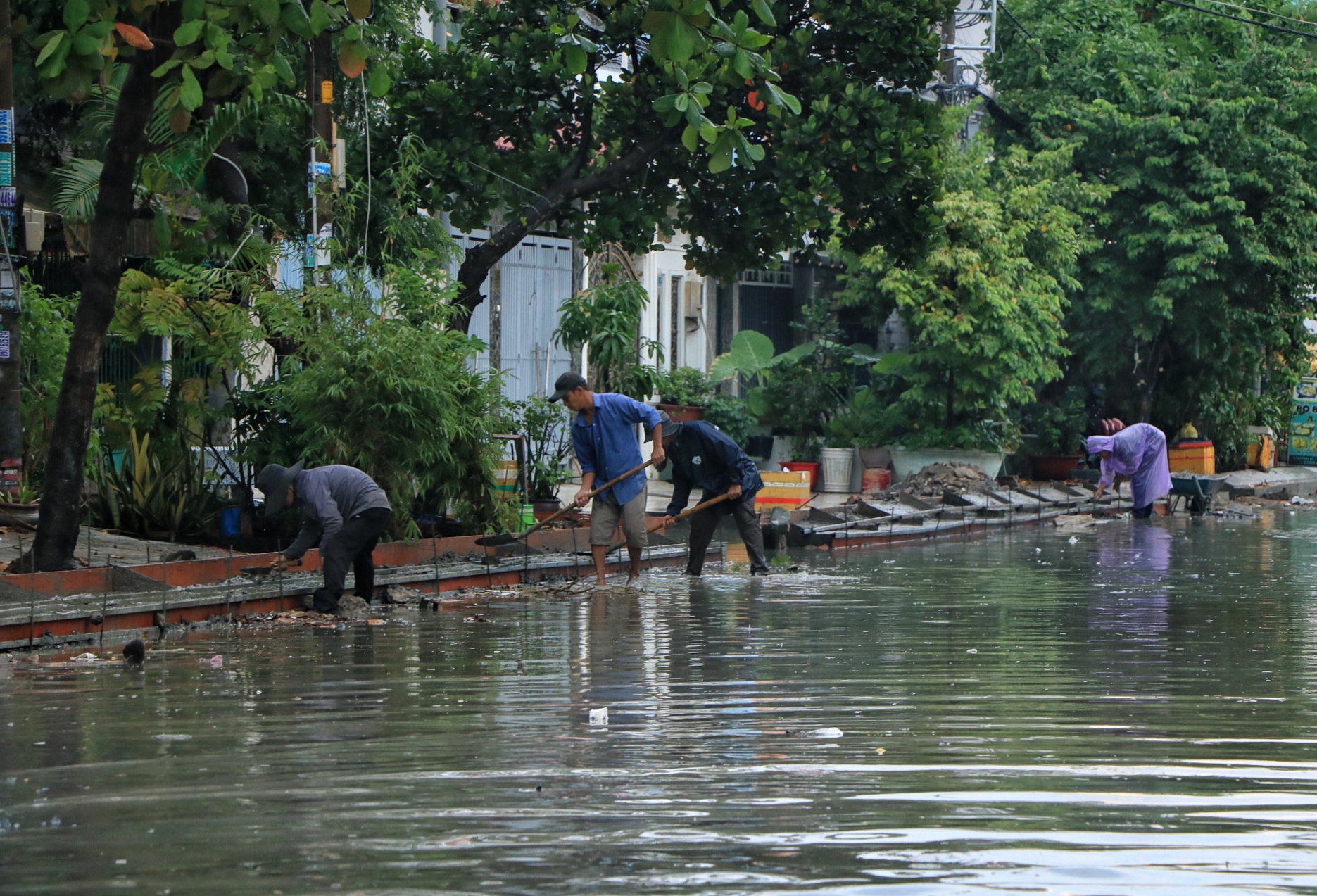 Thời tiết TP.HCM chiều nay: Trời tối sầm, đường ngập lênh láng sau mưa  - Ảnh 5.